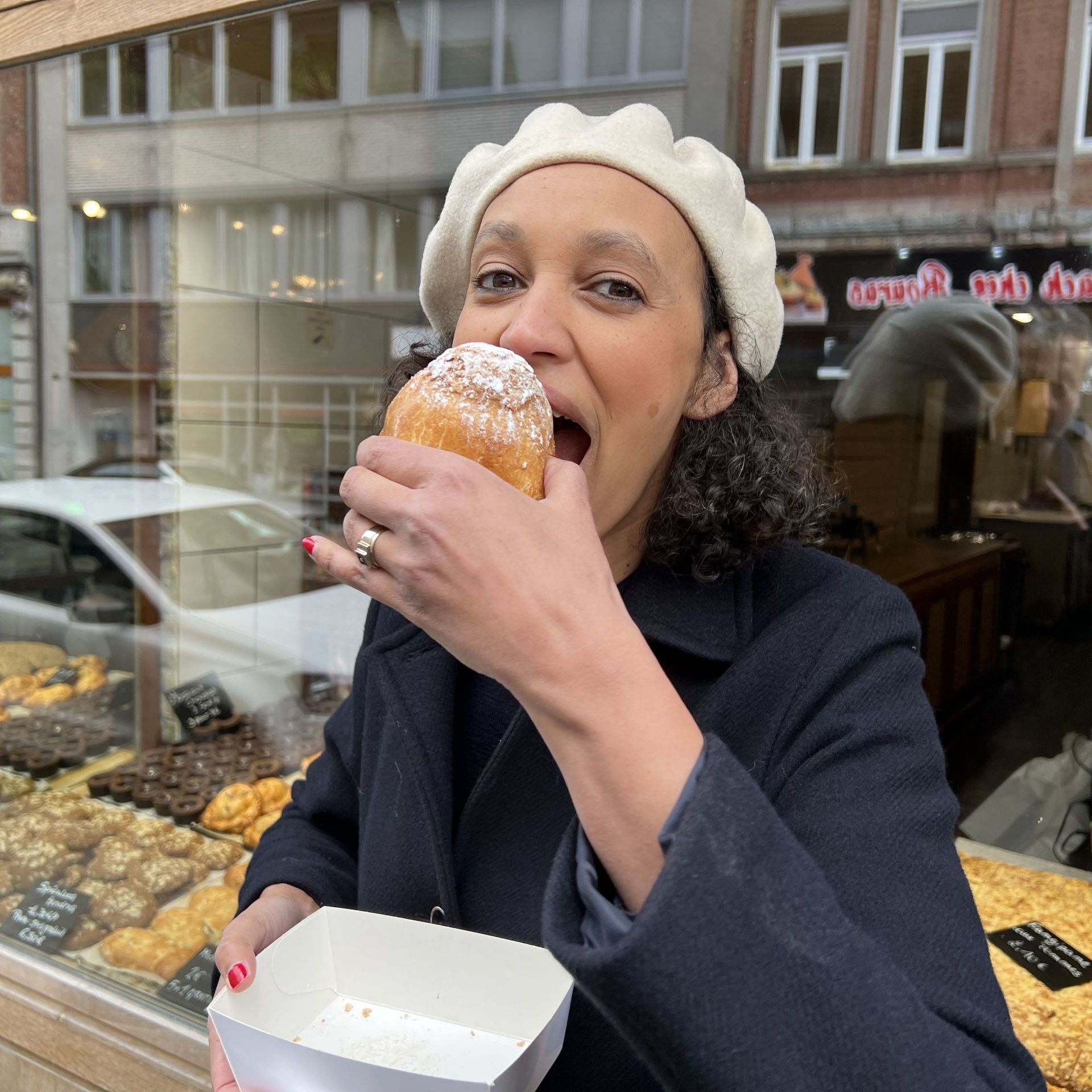 Dégustation d’une Rombosse ! Nathalie Guirma découvre un dessert traditionnel liégeois.