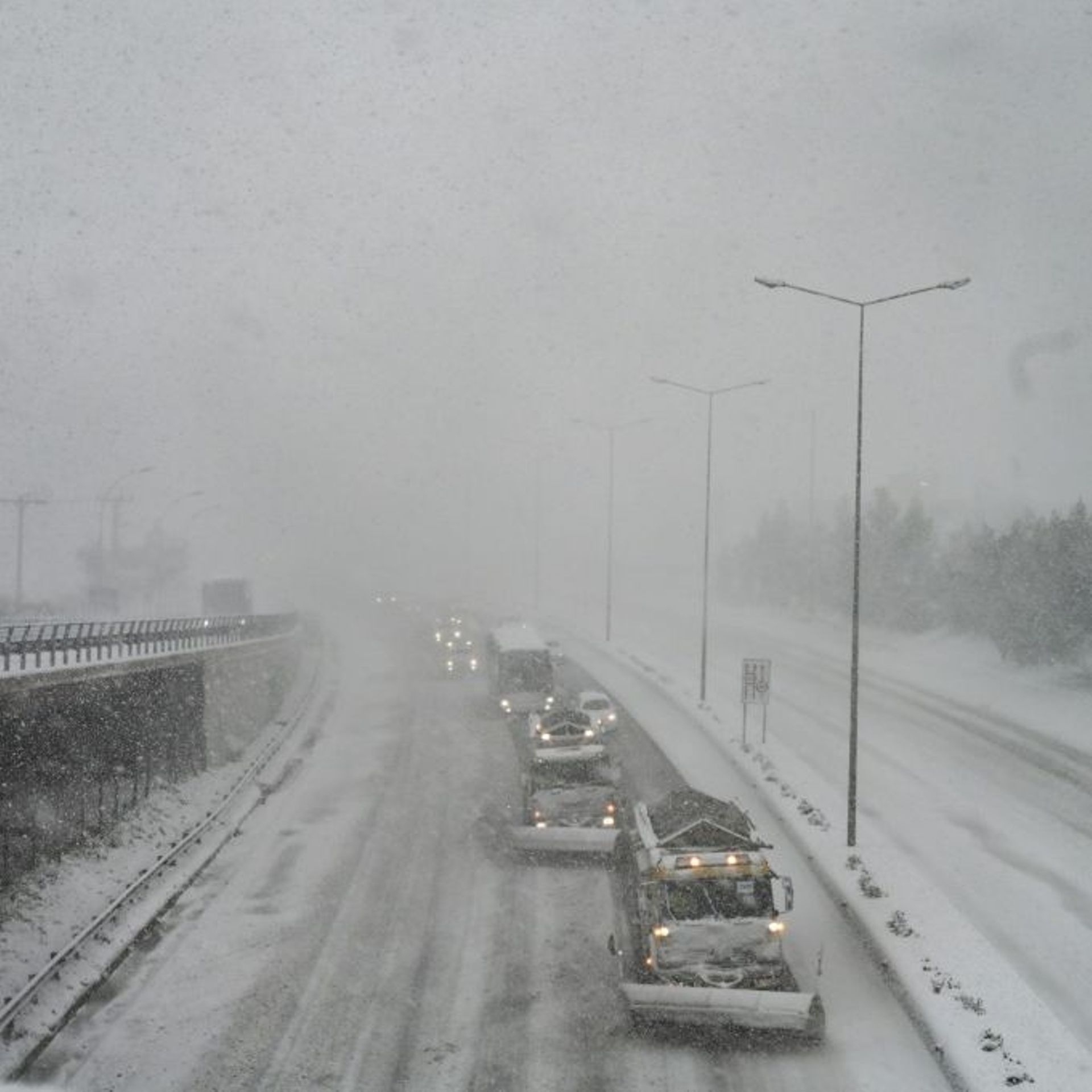L'autoroute menant à Athènes enneigée, lundi 24 janvier 2022, après de fortes chutes de neige