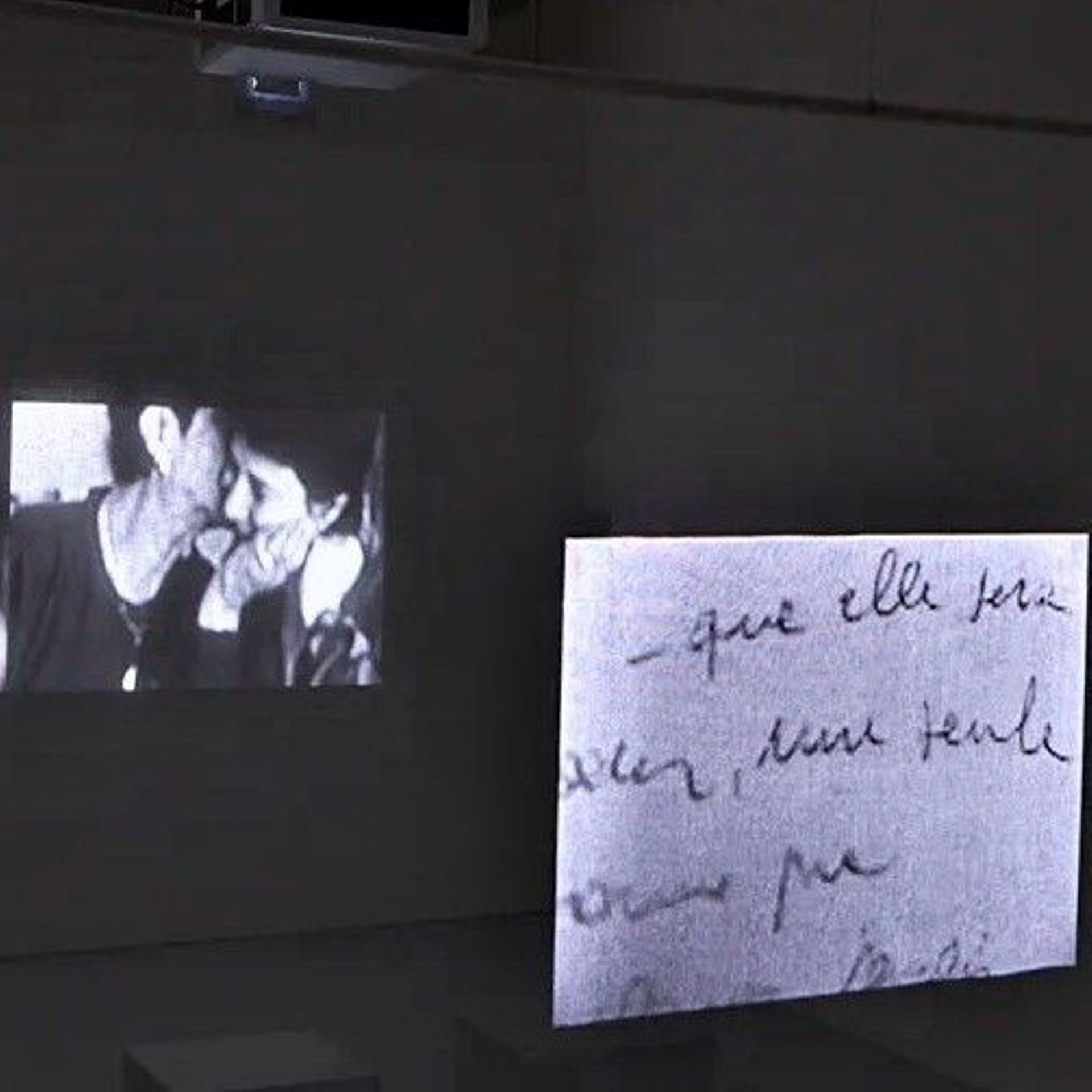Installation de Chantal Akerman  "Marcher à côté de ses lacets dans un frigidaire vide" (détail), 2004.
La cinéaste et sa mère, rescapée des camps, parcourent le journal intime de la grand-mère retrouvé après sa déportation et sa mort à  Auschwitz.