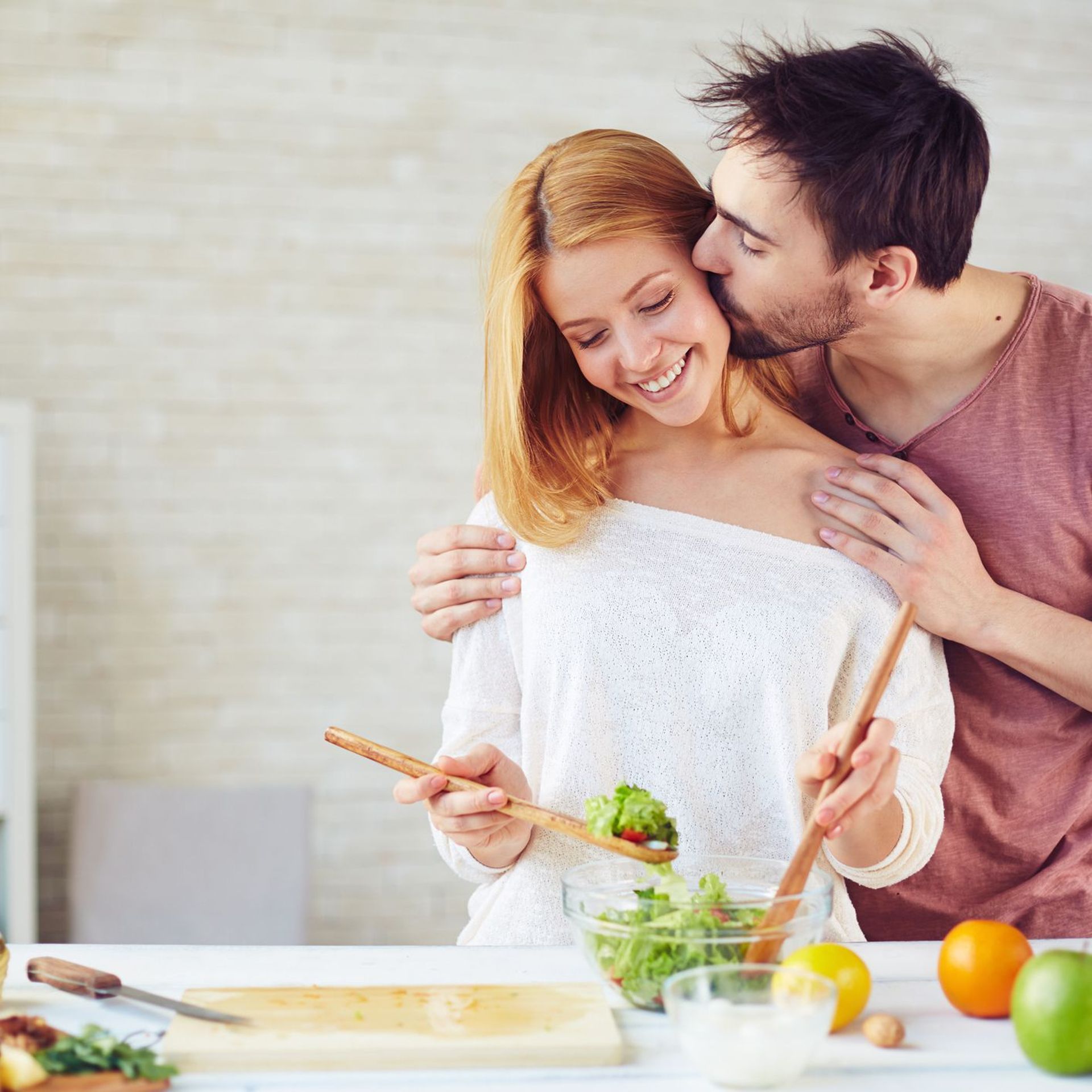 Femme De Ménage Sexy Triste Avec Plumeau Dans La Cuisine Banque D