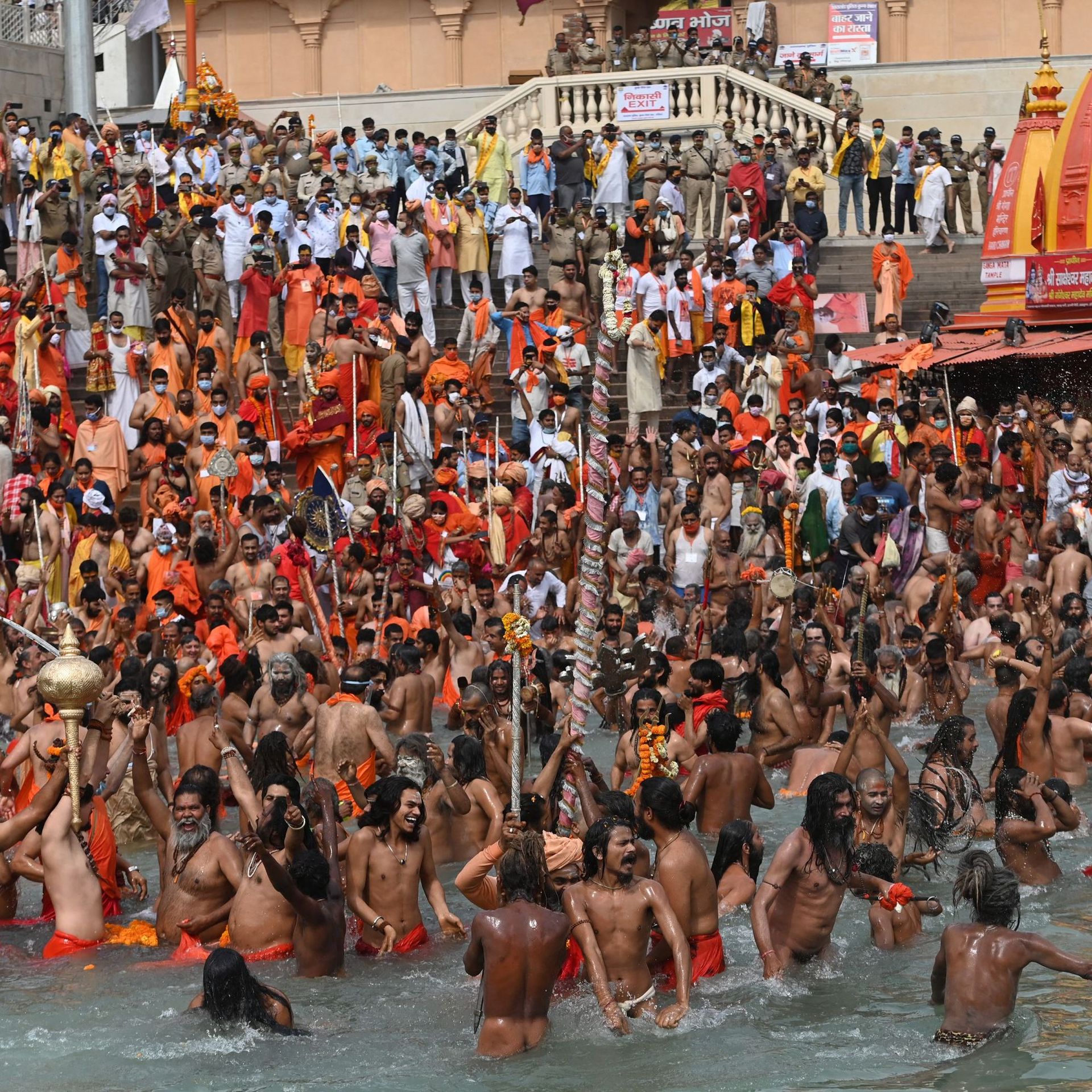 Les Naga Sadhus (saints hommes hindous) font un plongeon sacré dans les eaux du Gange le jour de Shahi Snan (bain royal) pendant le festival religieux Kumbh Mela, à Haridwar le 12 avril 2021.