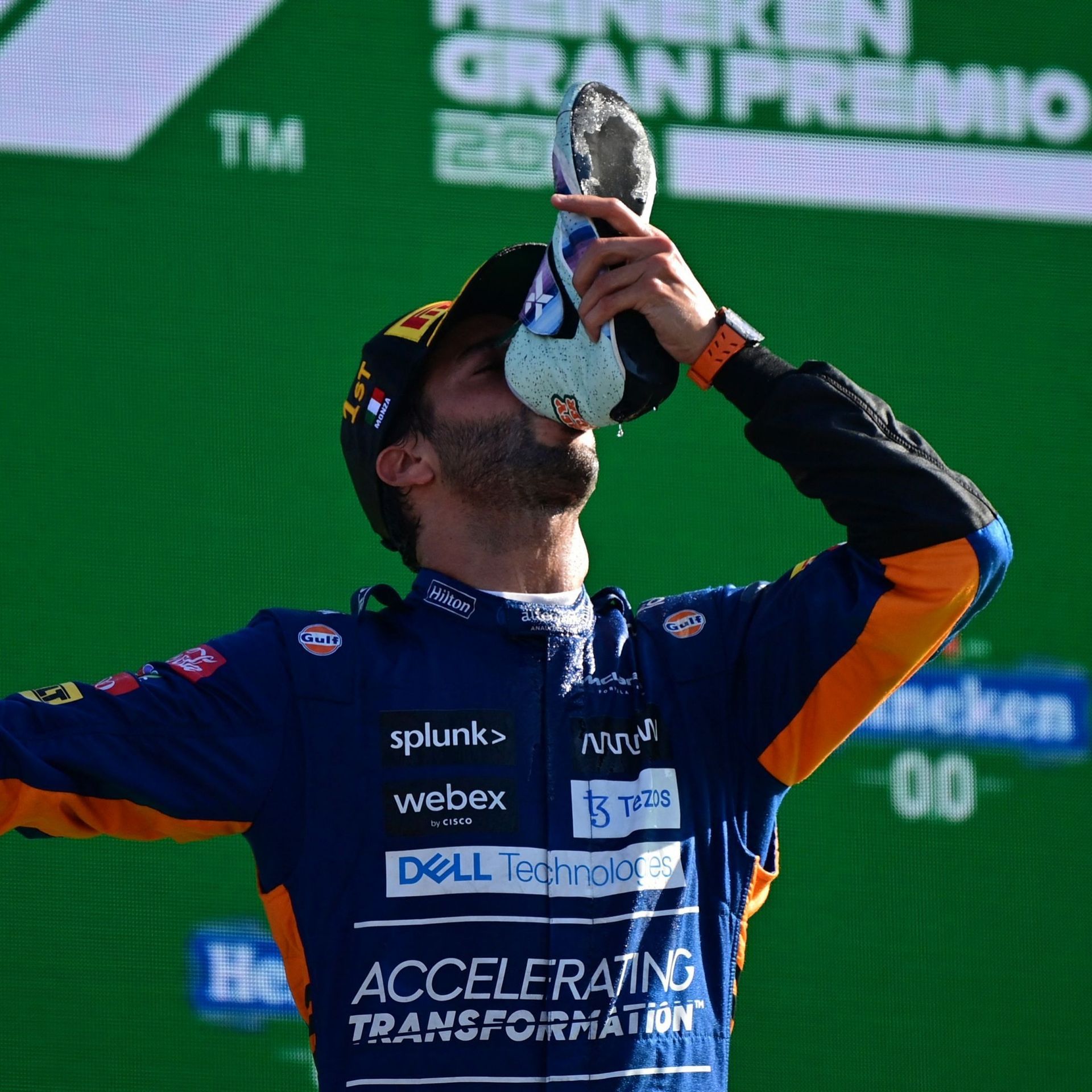 Ricciardo célèbre sa victoire du Grand Prix de Monza à sa manière, son seul podium pour McLaren.