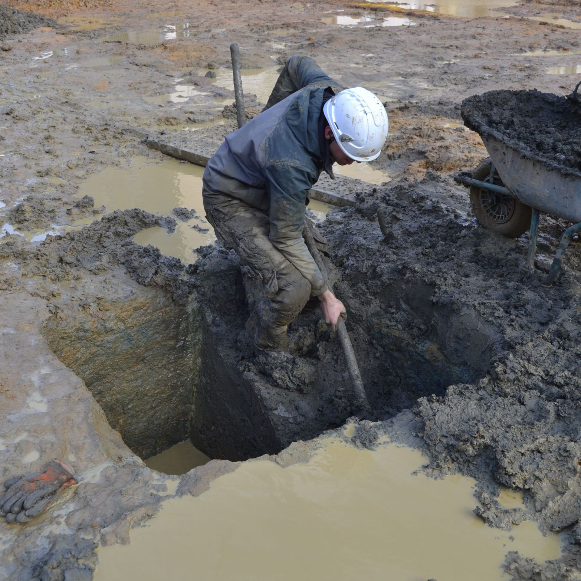 Début de l’excavation d’un puits de l’époque gallo-romaine place Léopold à Arlon.