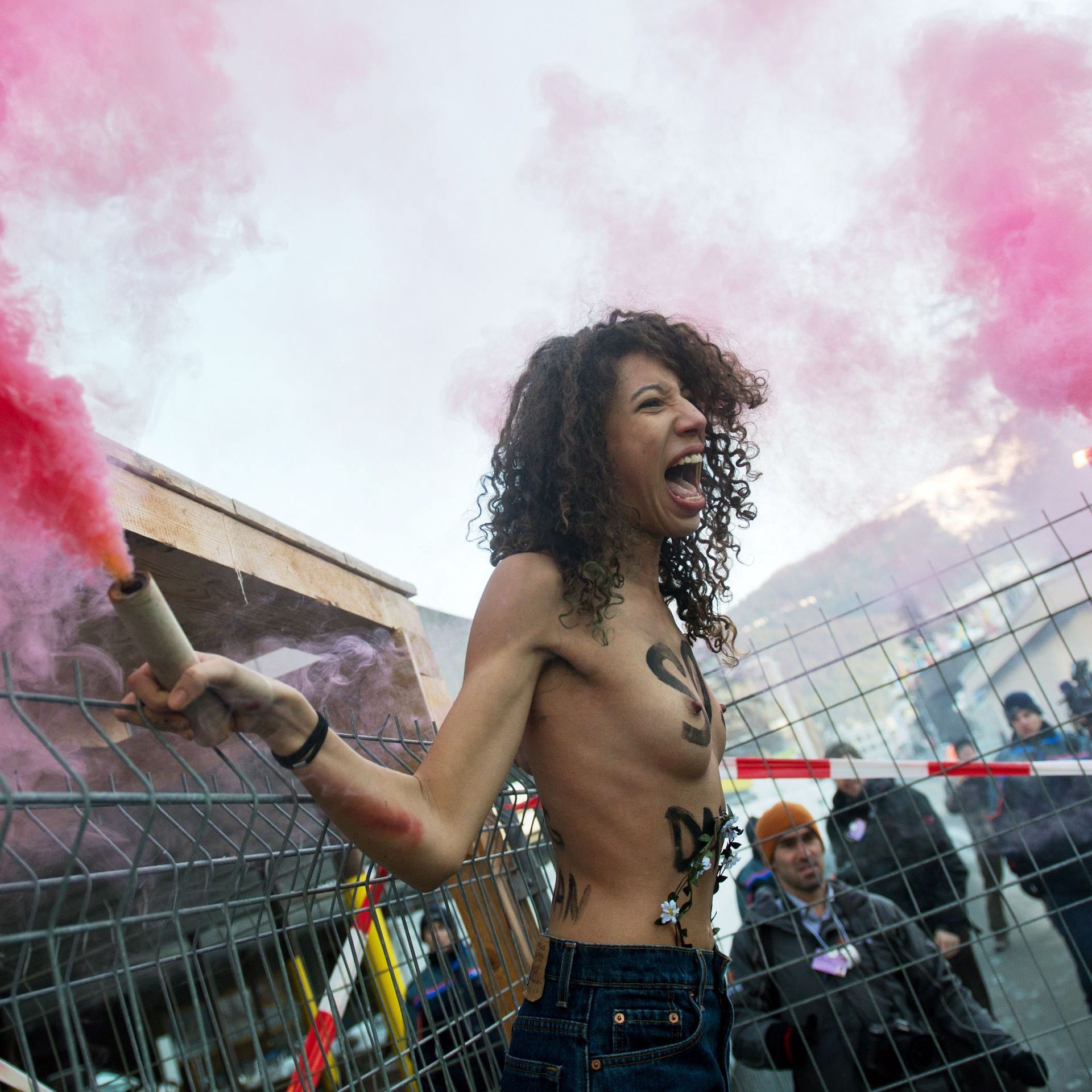 Trois militantes Femen se déshabillent devant le Forum de Davos - RTBF Actus