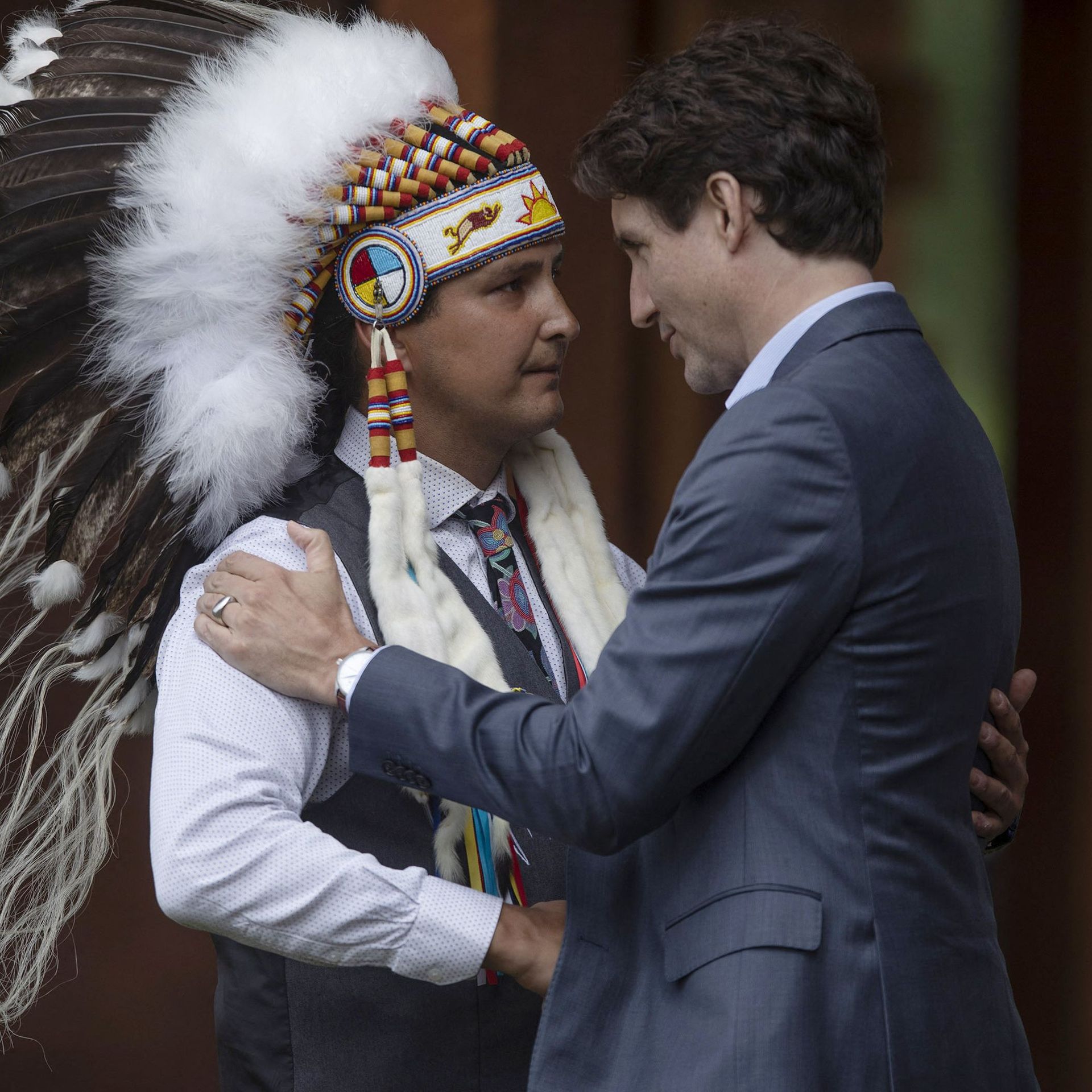 Justin Trudeau et le chef Cadmus Delorme, de la tribu des Cowessess, le 6 juillet 2021.