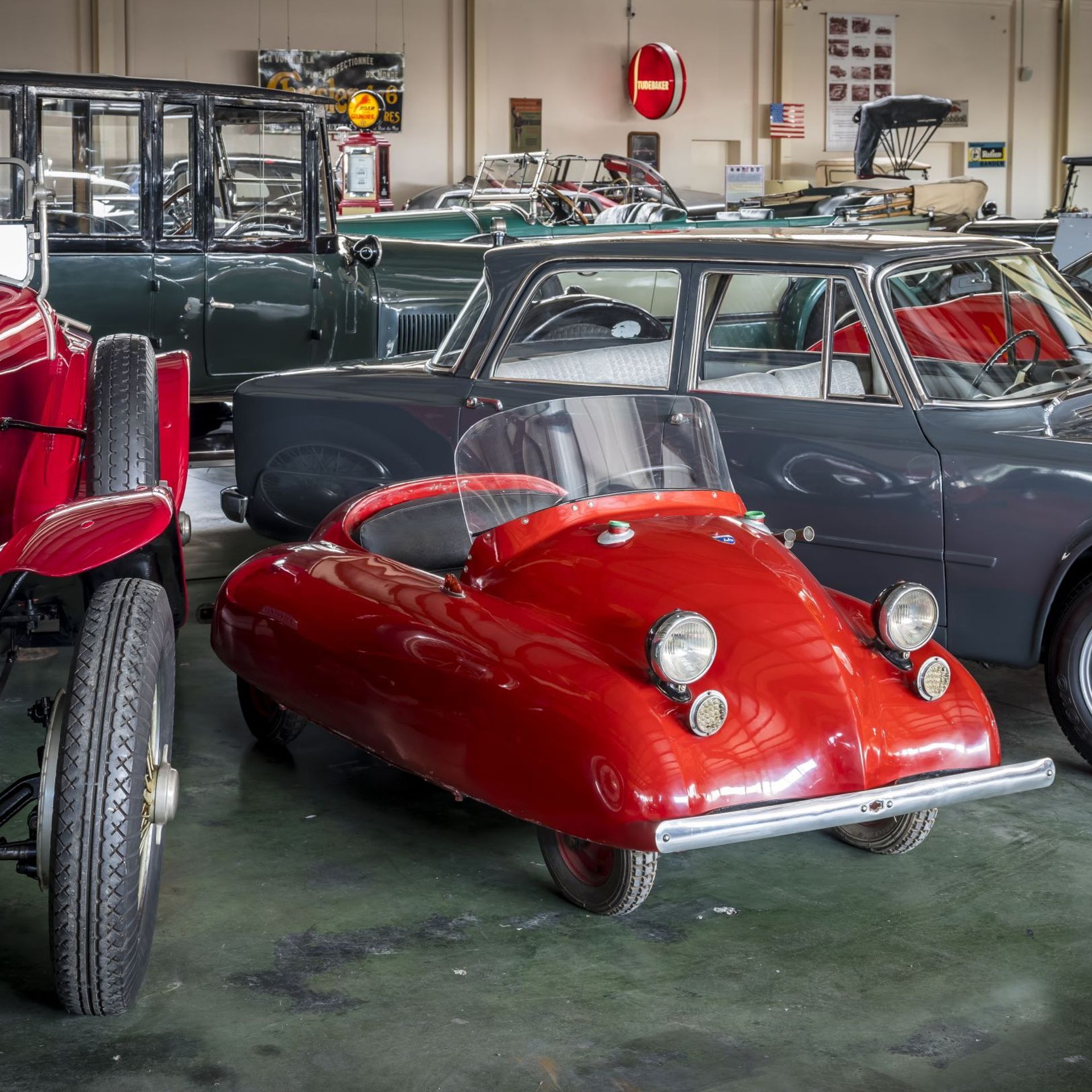 Des petites voitures parmi les grandes au Musée de l'automobile