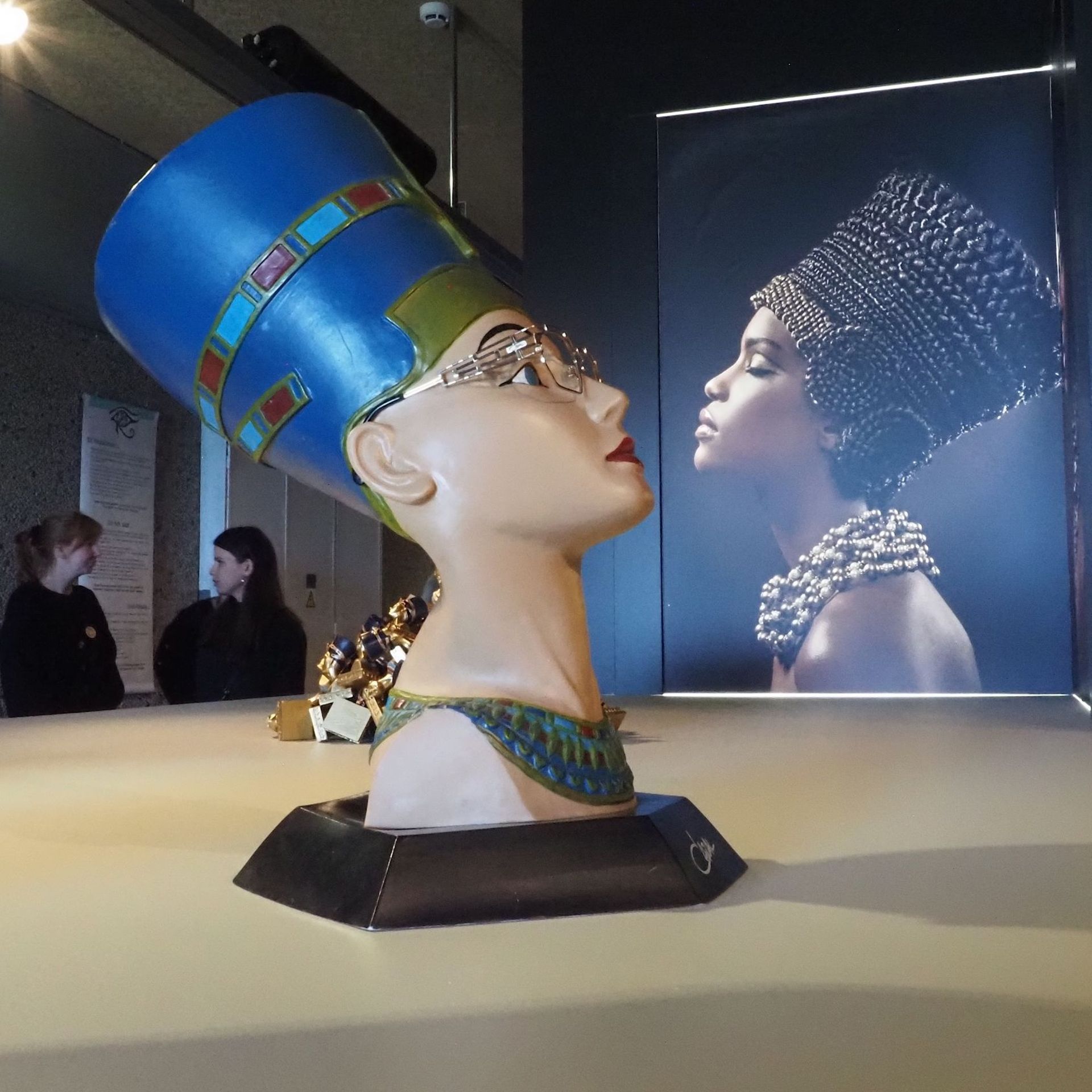 Le célèbre buste de Néfertiti, devenu iconique, sert aussi de présentoir pour « Des lunettes divines » Cari Zalloni pour la marque Cazal, Plastique, 1992-1995 - Collection Jean-Marcel Humbert