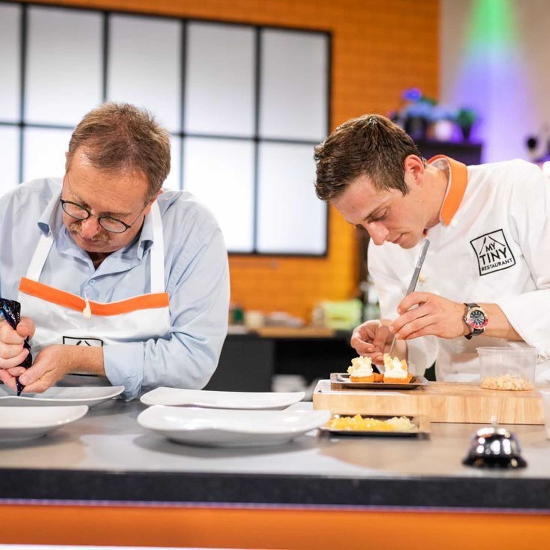 Curtis et Pascal en pleine préparation de leur plat.