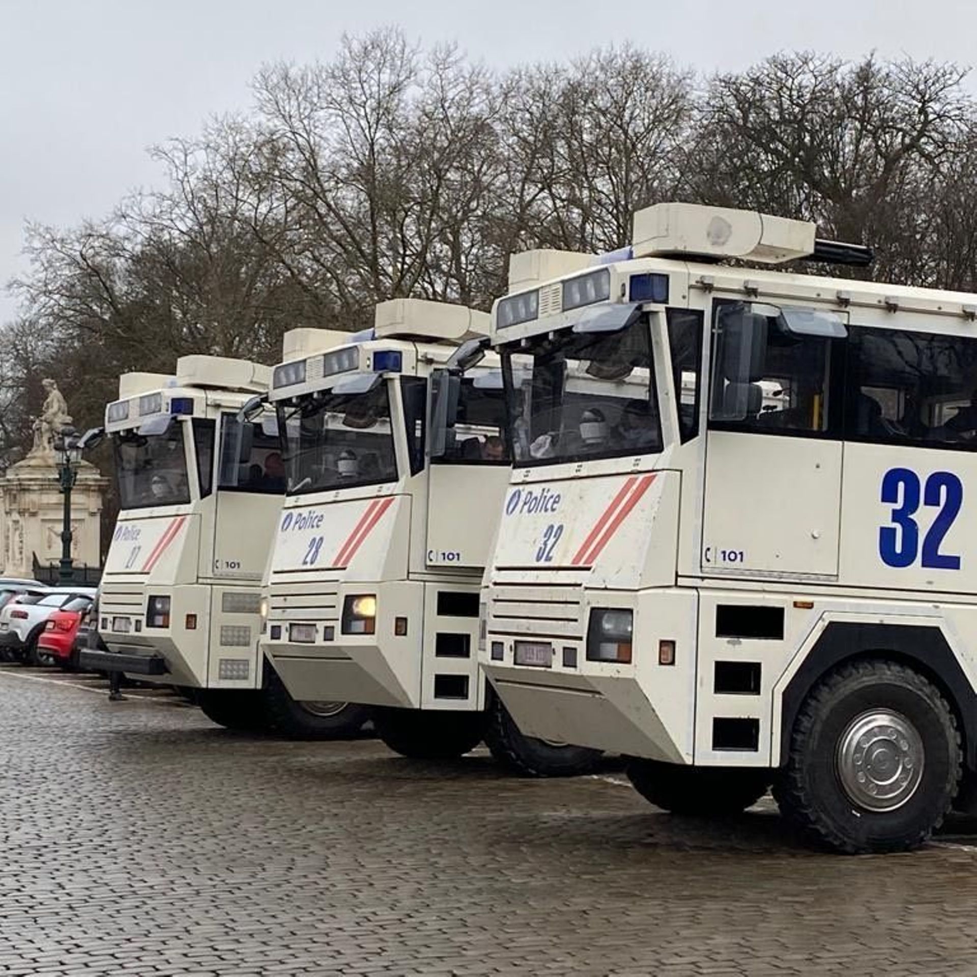 Juste avant la manifestation, les autopompes et les cavaleries étaient prêtes en cas d’incidents.