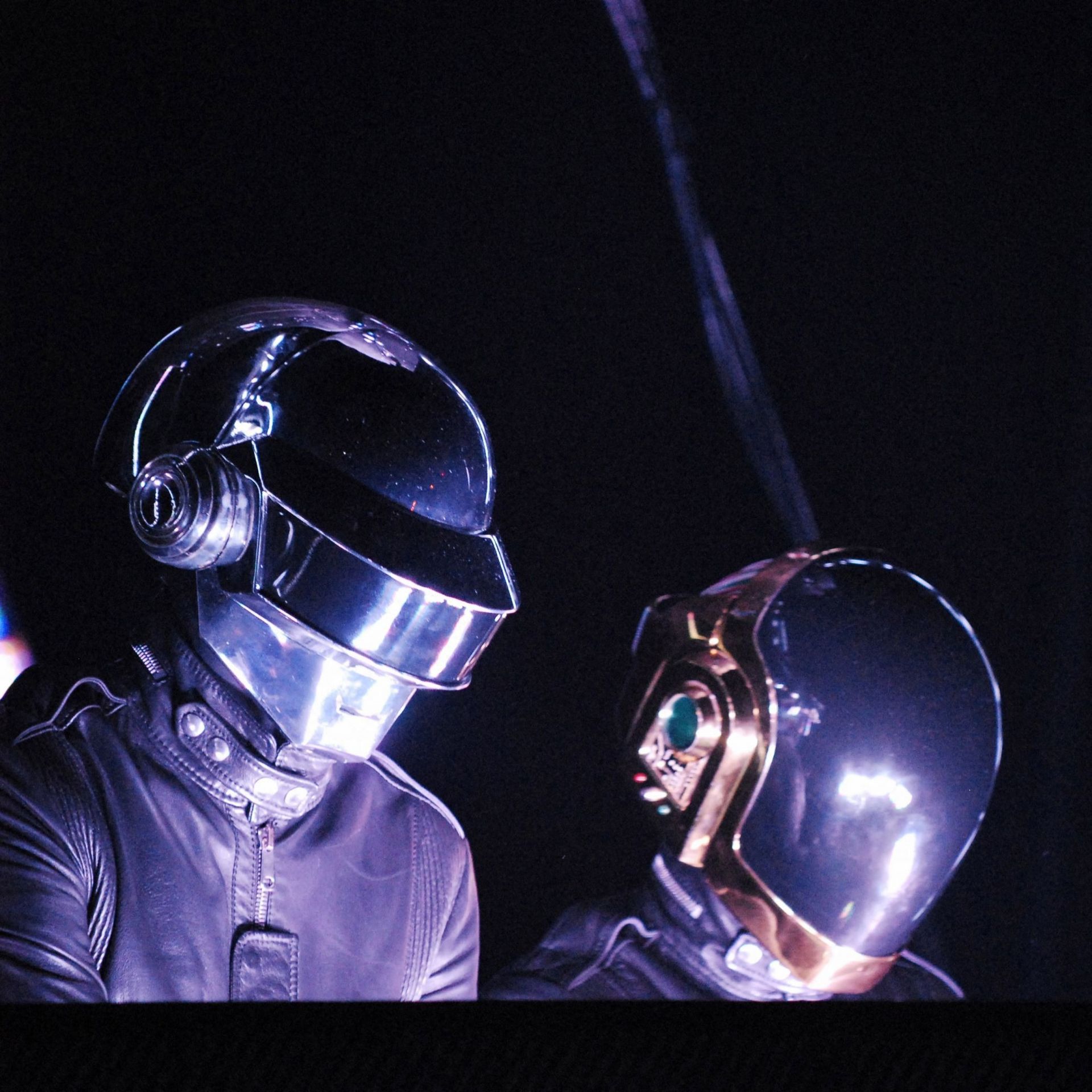 Cette photo d'archive datée du 14 juin 2007 montre le groupe français Daft Punk, portant des casques, alors qu'ils se produisent sur scène au Palais omnisport de Bercy à Paris.
