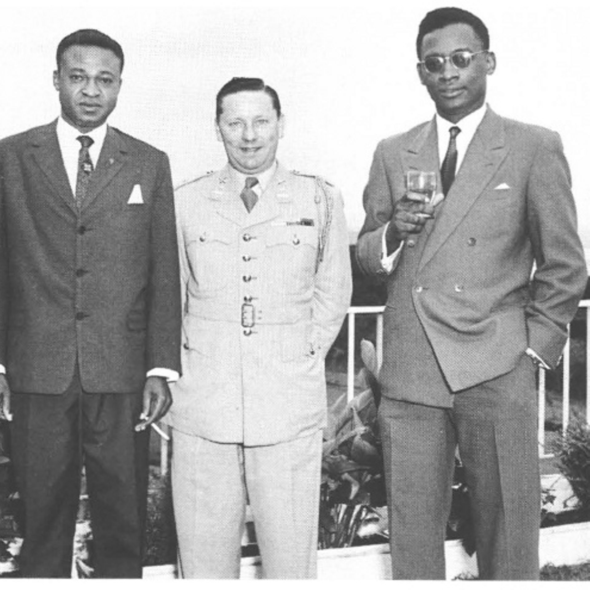 Le colonel Mobutu, à droite, et un officiel belge, au centre, au camp des parachutistes de Binza, sur les hauteurs de Léopoldville.