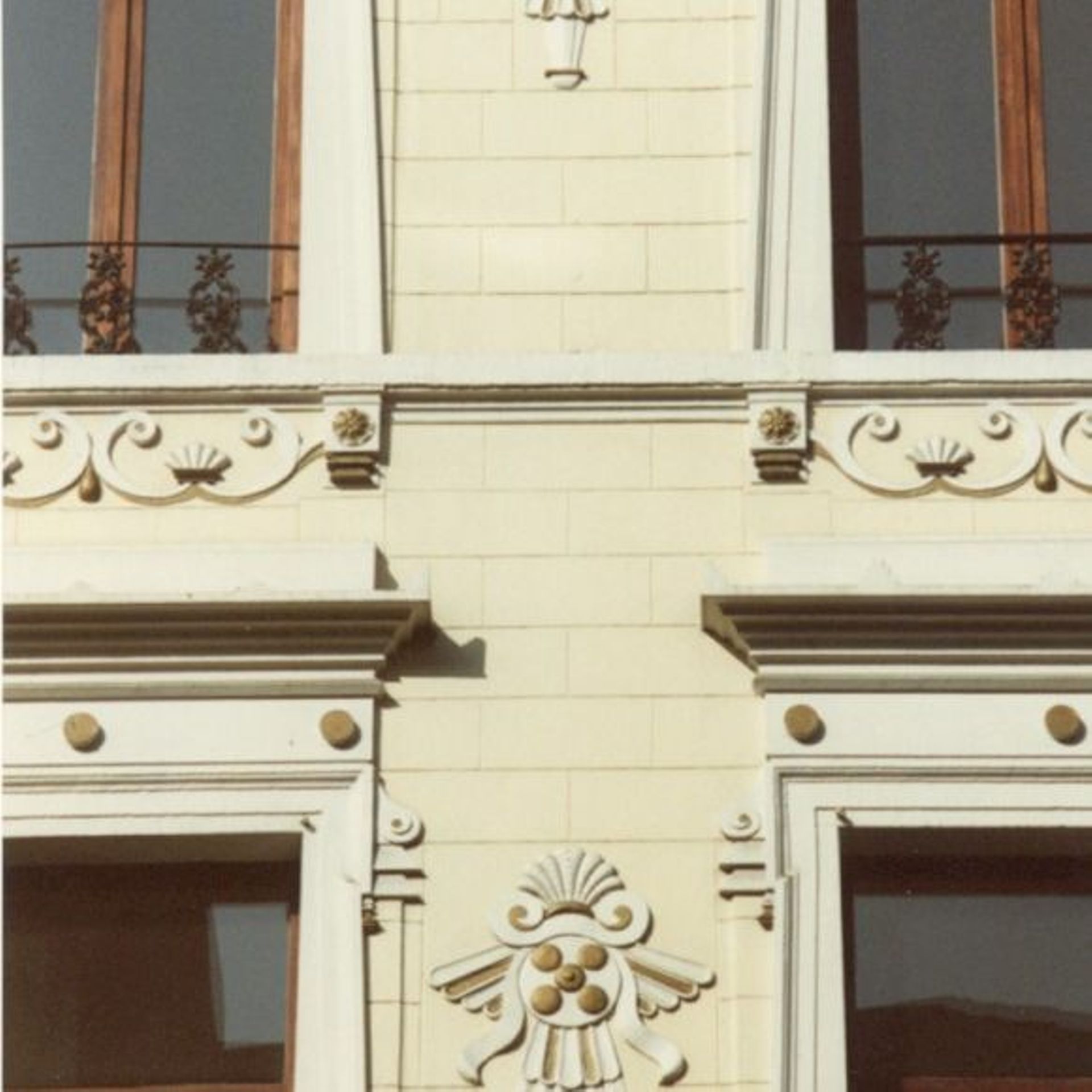 Détail de la façade du 27 de la rue du Méridien.