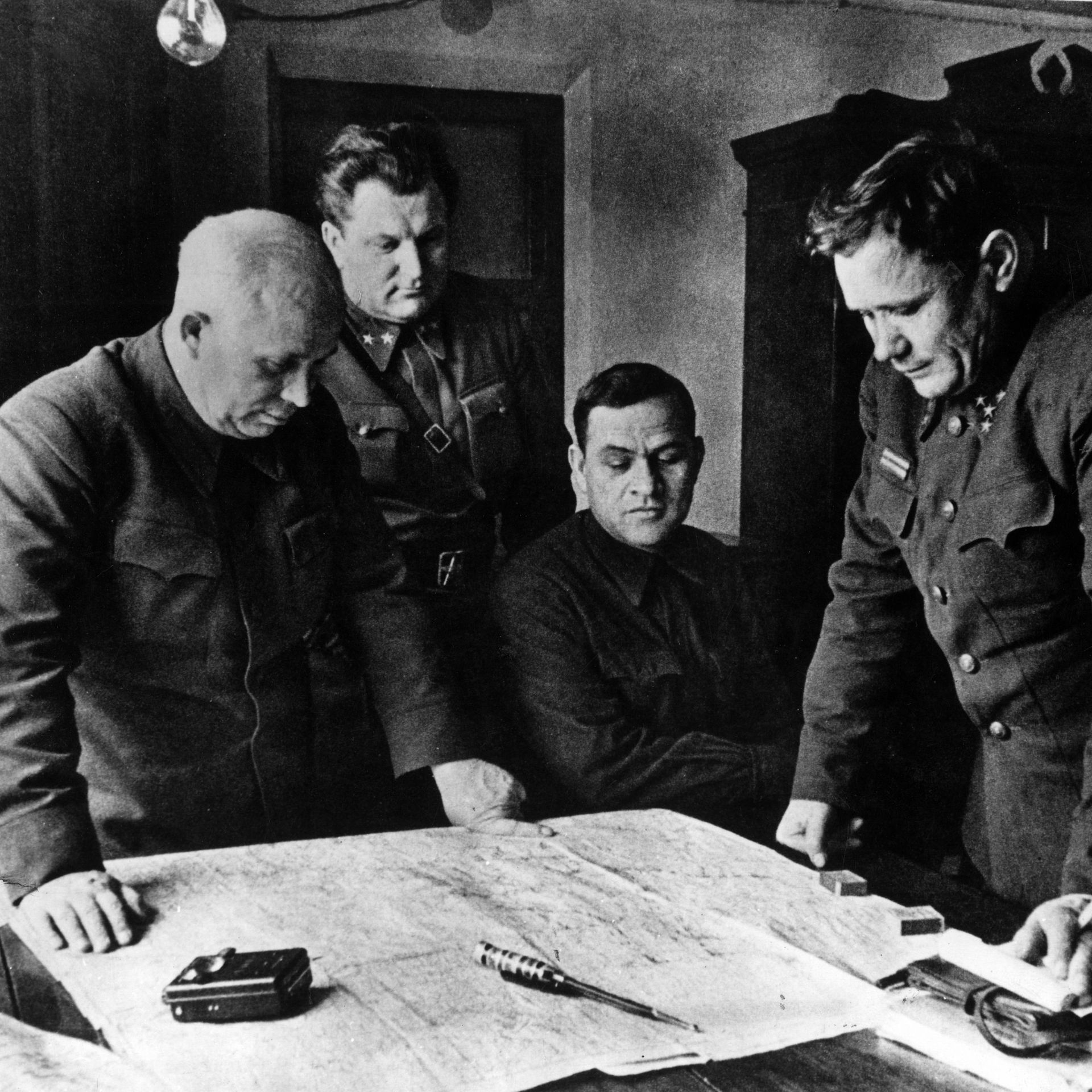 Nikita Khrouchtchev, Andrej Eremenko et d'autres officiers étudiant la stratégie militaire pendant le siège de Stalingrad.