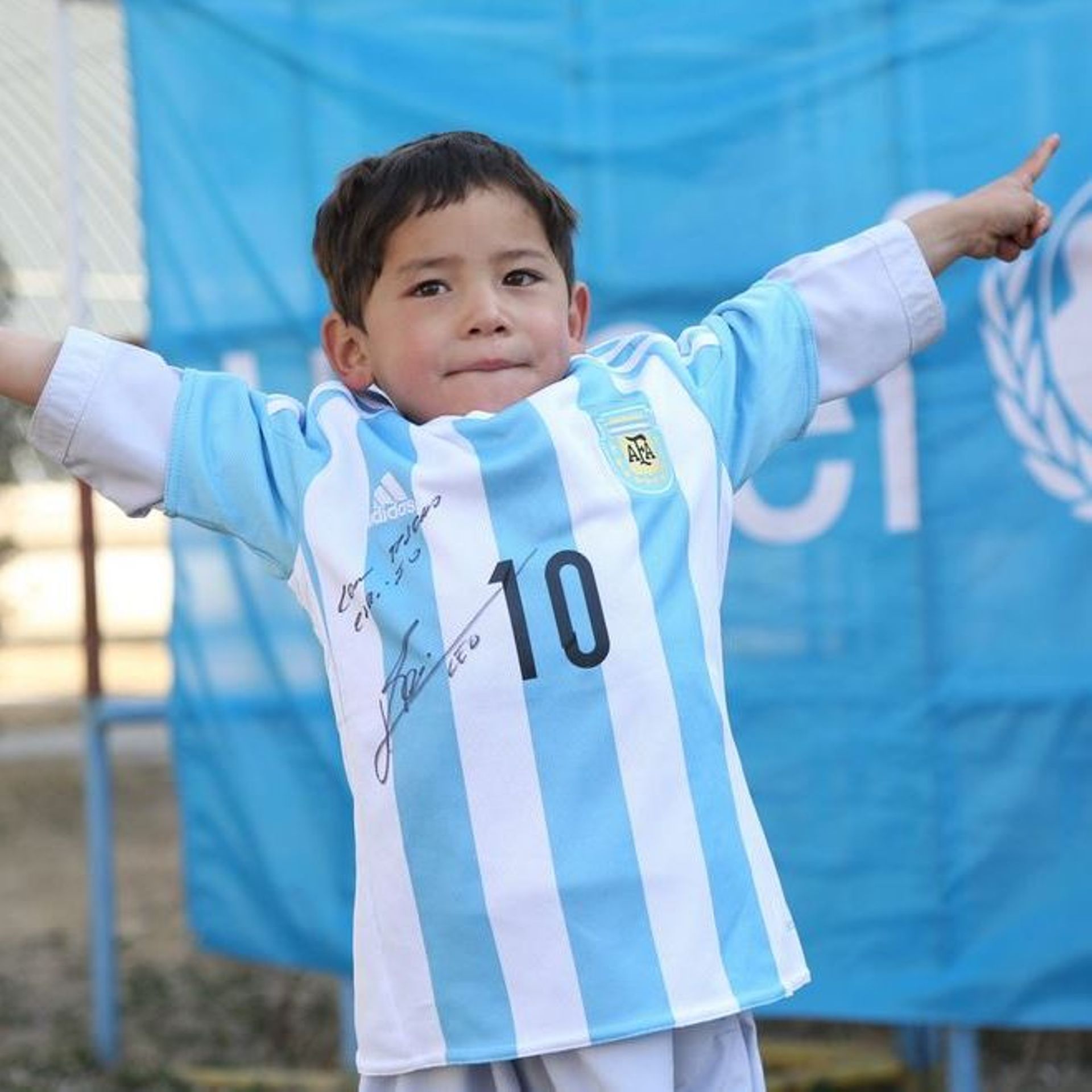 Deux maillots de Messi pour un petit garçon afghan, une belle