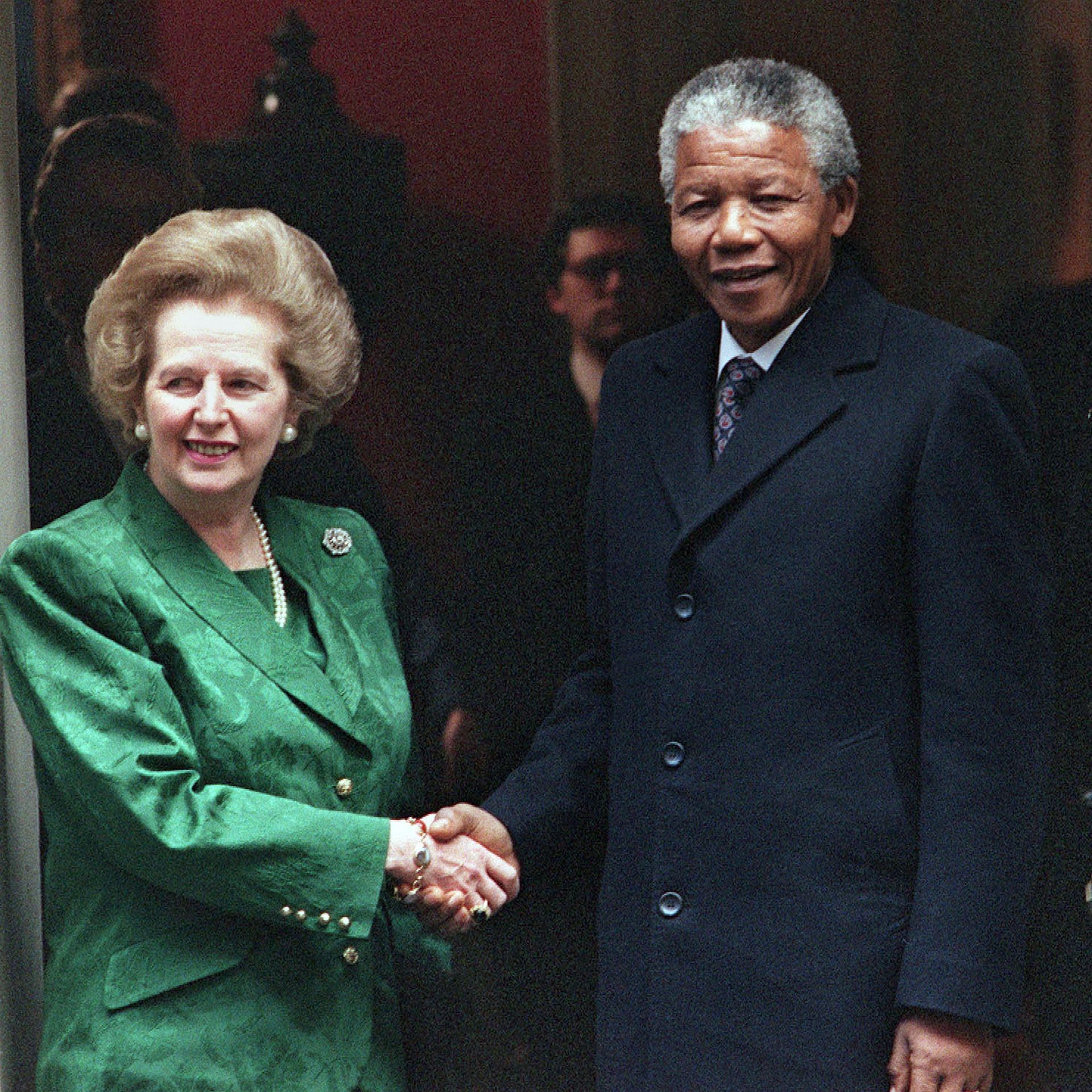 Margaret Thatcher et Nelson Mandela se serrant la main au 10, Downing Street, le 4 juillet 1990.