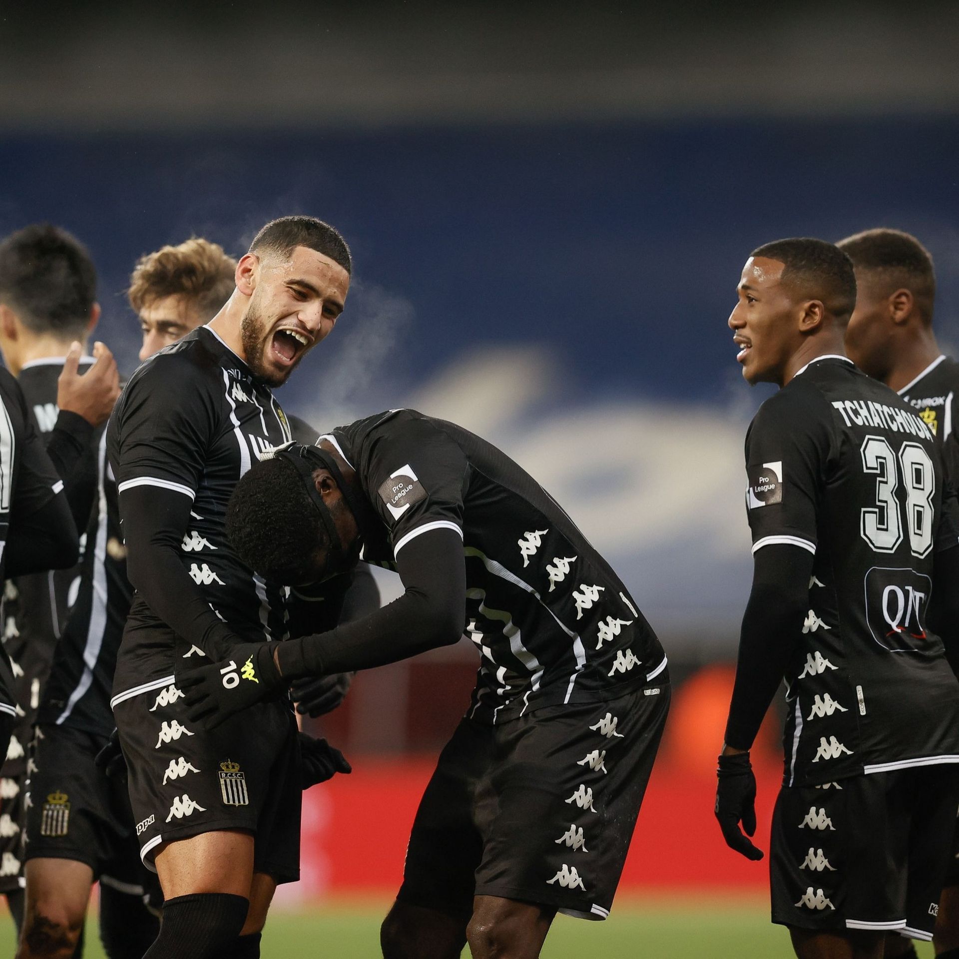 Shamar Nicholson, célèbre son but face au Standard, lors du derby wallon. 