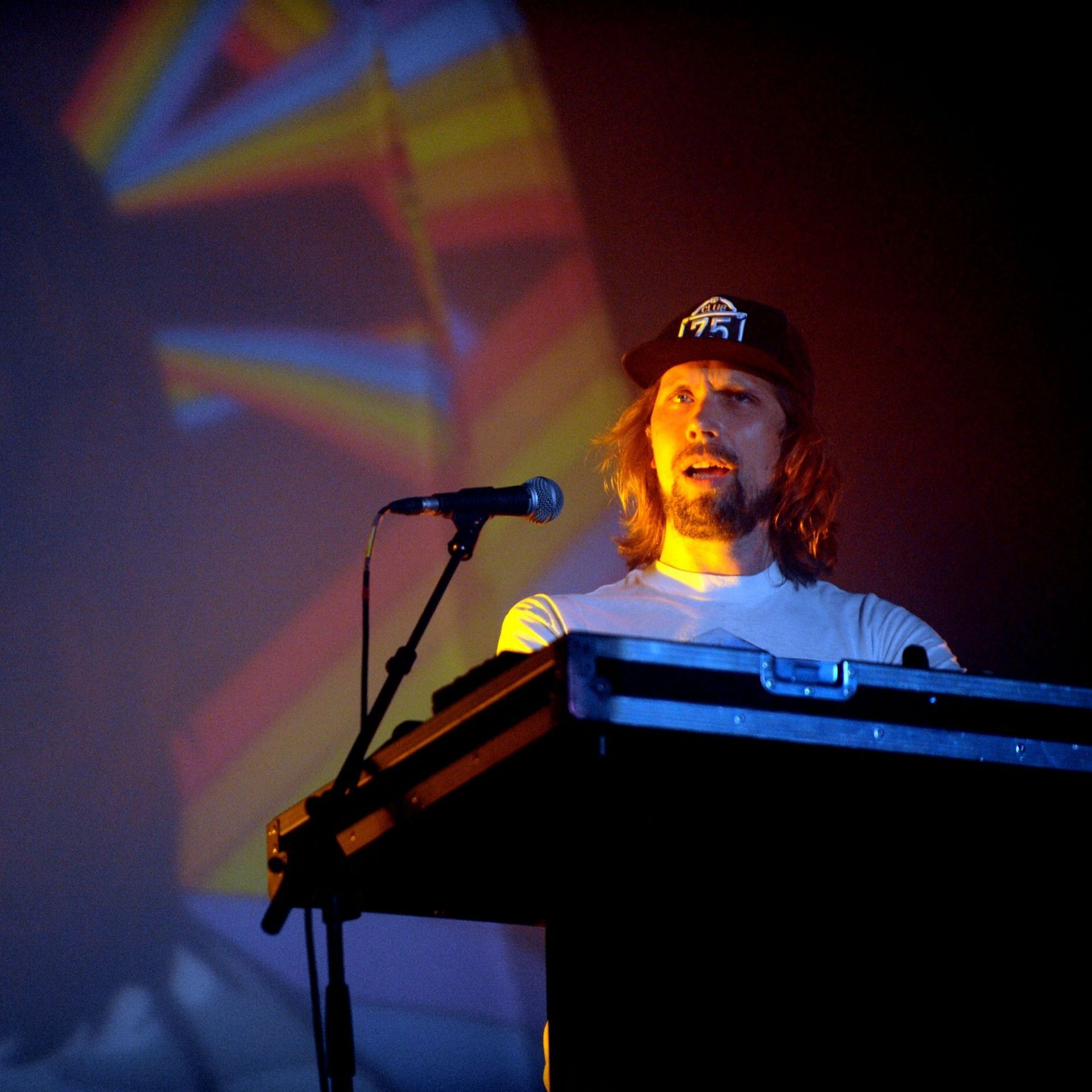 Le DJ français et patron d'Ed Banger records, Busy P, alias Pedro Winter, se produit sur scène le 21 juillet 2013 au festival des Vieilles Charrues à Carhaix-Plouguer, dans l'ouest de la France.