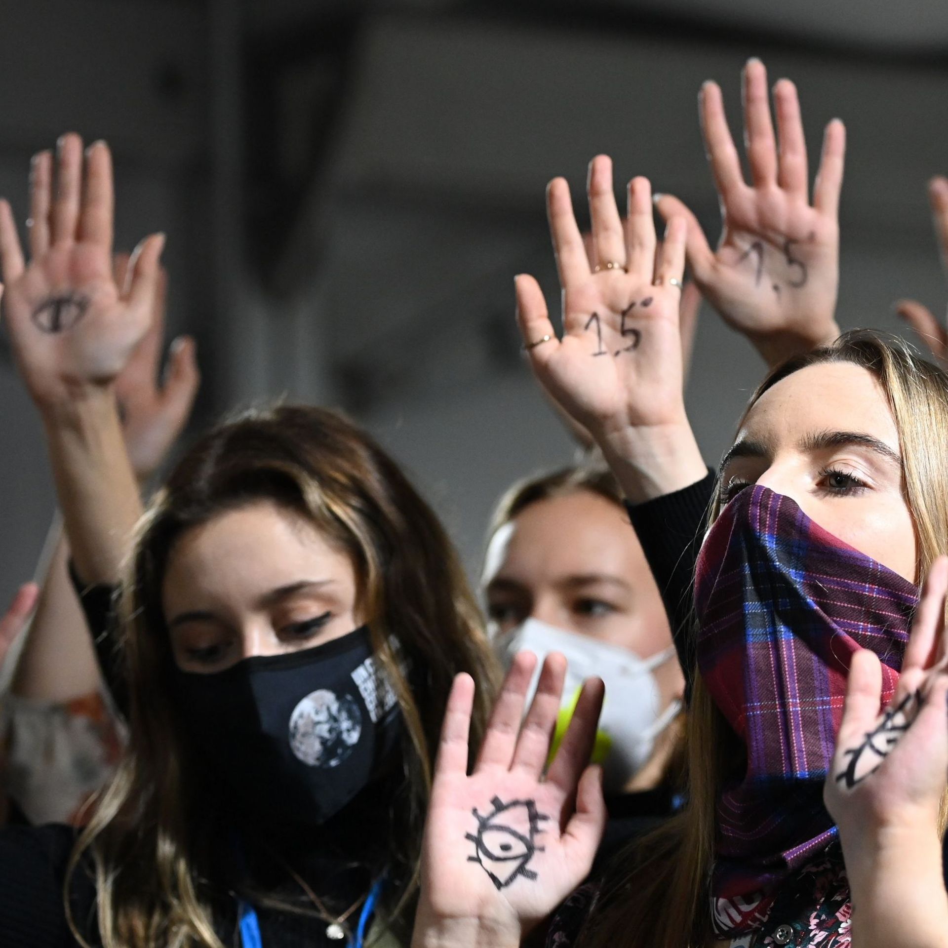 De jeunes militants pour le climat protestent contre les combustibles fossiles devant les salles plénières de la COP26 alors que les négociations de haut niveau se poursuivent entre les gouvernements du monde le 10 novembre 2021 à Glasgow, au Royaume-Uni.