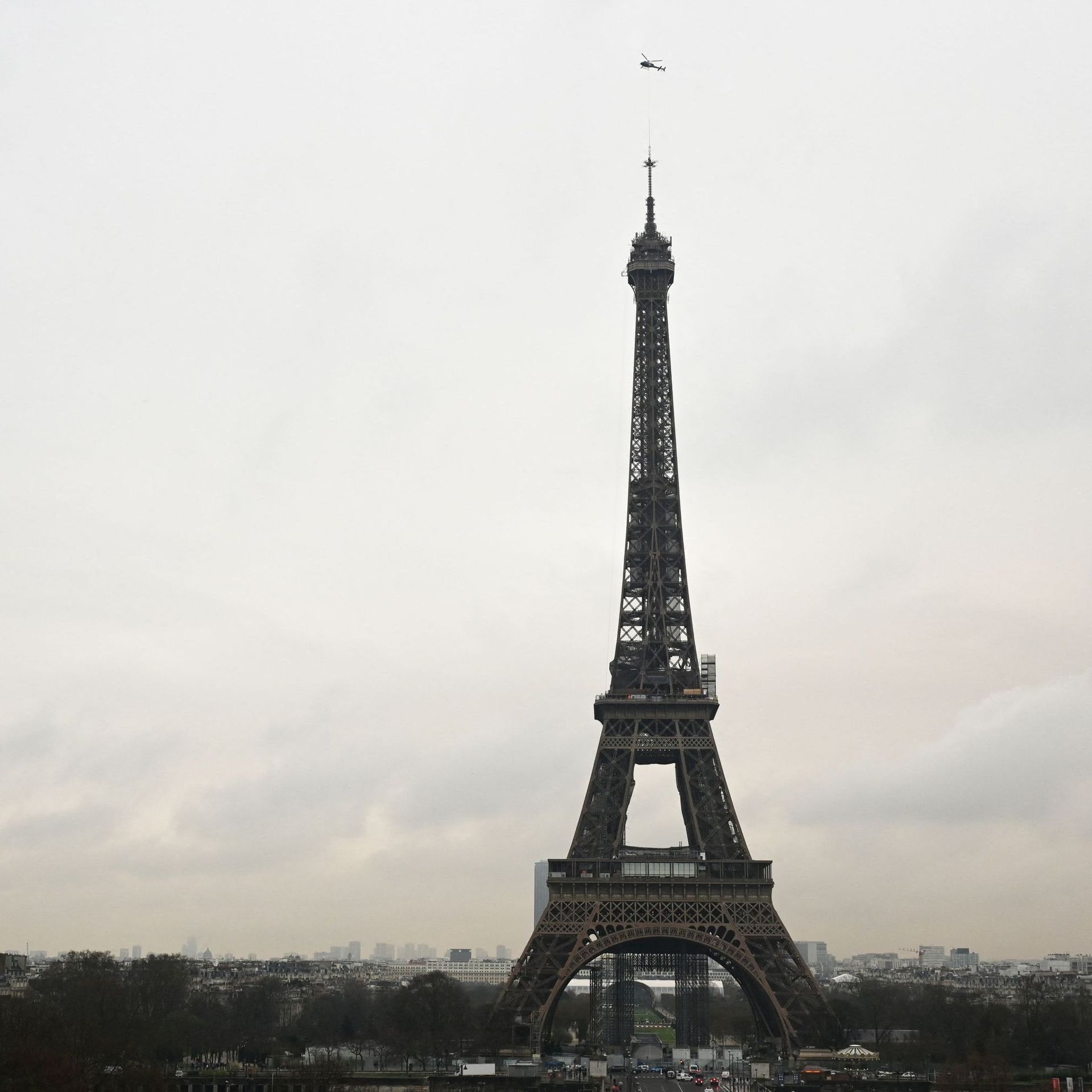 L'image du jour] Comment sont remplacées les antennes de radio-télévision  de la tour Eiffel