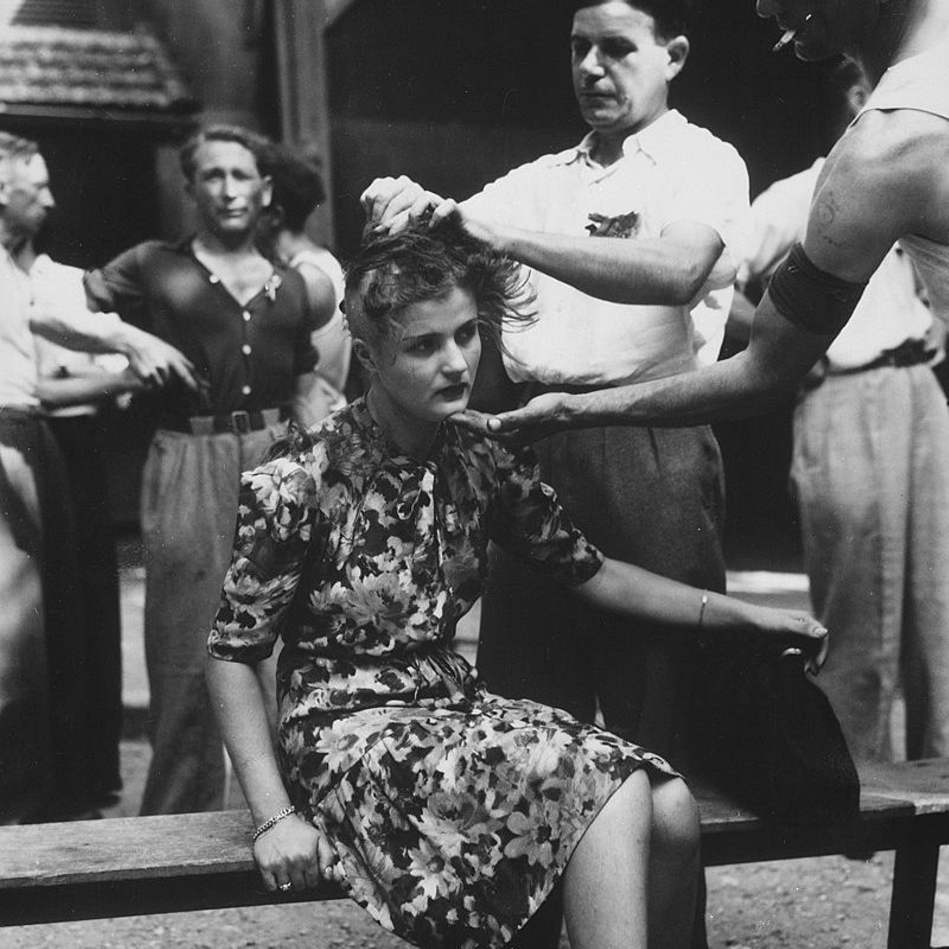 Une femme en train d’être tondue à Montélimar, en août 1944. Smith, Photographer (NARA record : 5046417) — U.S. National Archives and Records Administration