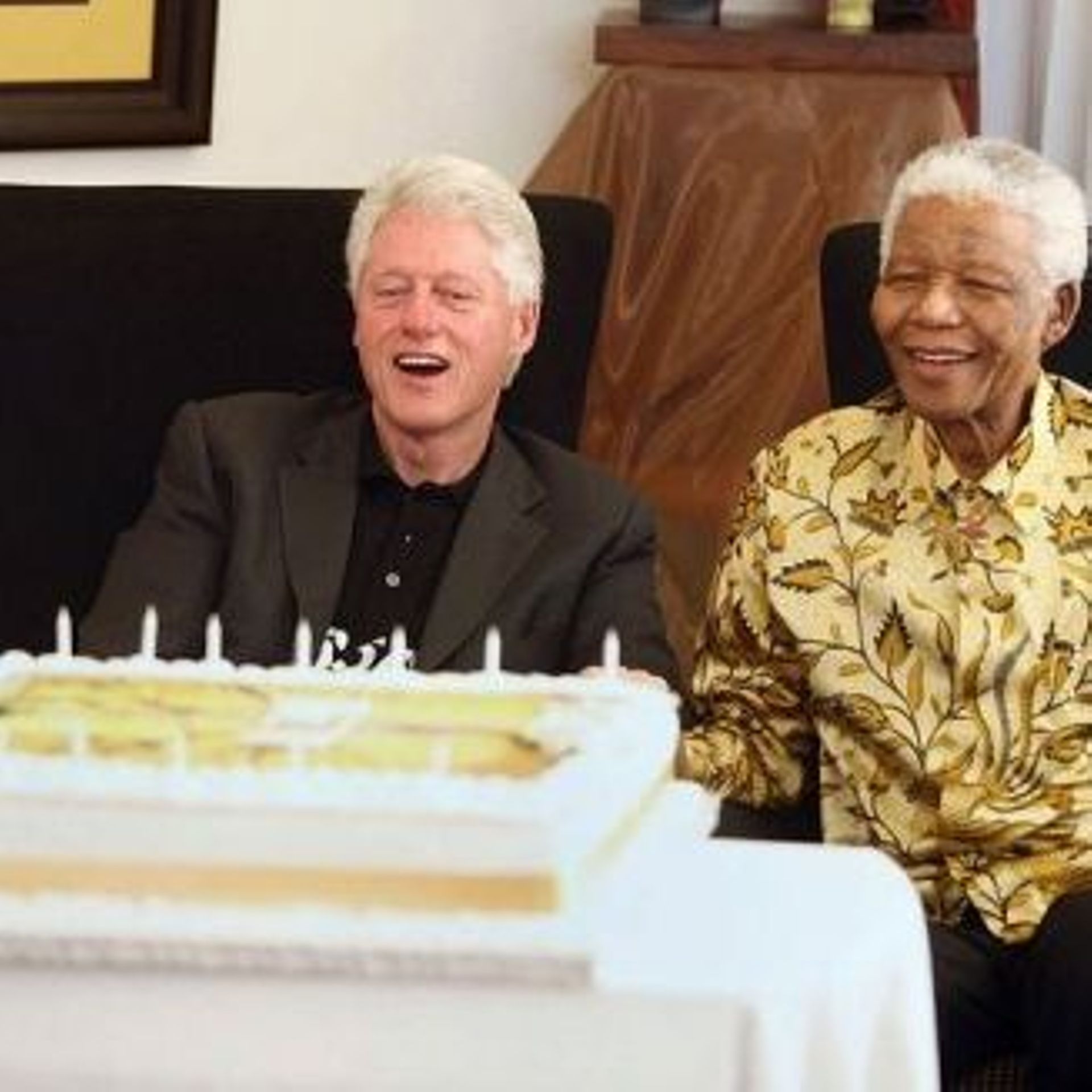 Bill Clinton Chez Nelson Mandela A La Veille De Son 94e Anniversaire Rtbf Be