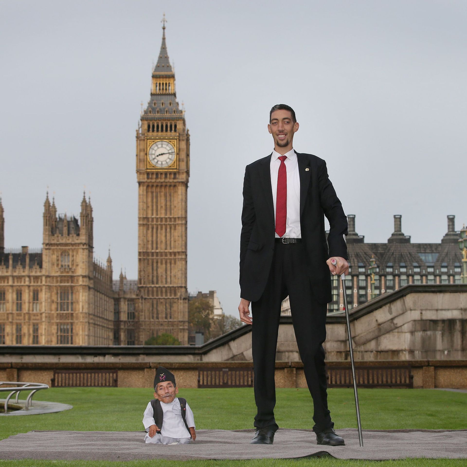 Tall man short man. Самый высокий человек в мире. Самый высокий человек в мире рост. Фото самого высокого человека в мире. Самый высокий человек в мире за всю историю.