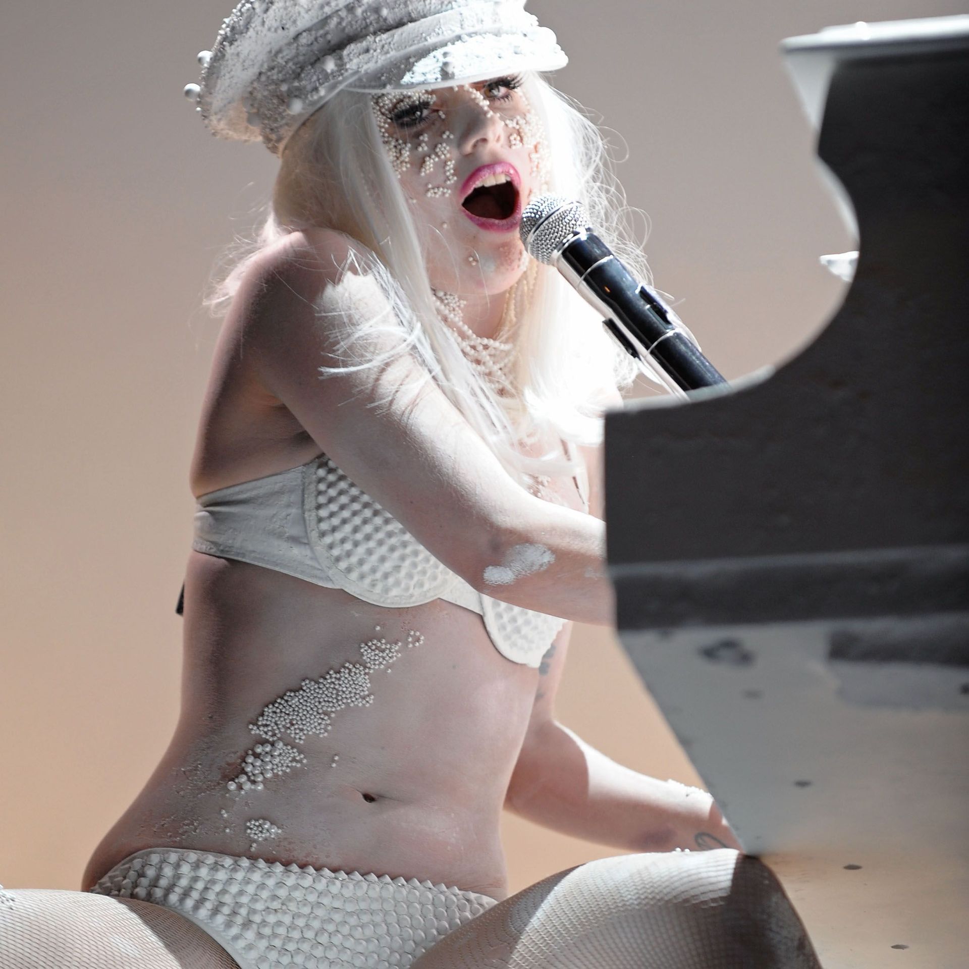 Lady Gaga dans un costume de Terence Koh lors du gala de l' amfAR pour lancer la Fashion Week de N-Y en février 2010