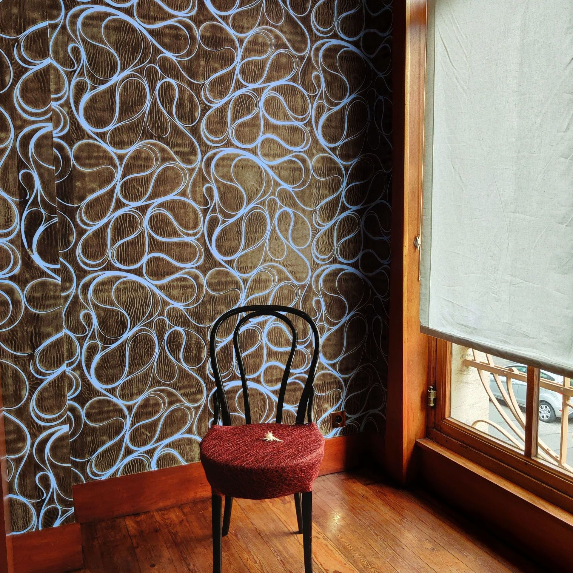 Mur du fumoir et revêtement chaise réalisé par le duo Chevalier Masson.