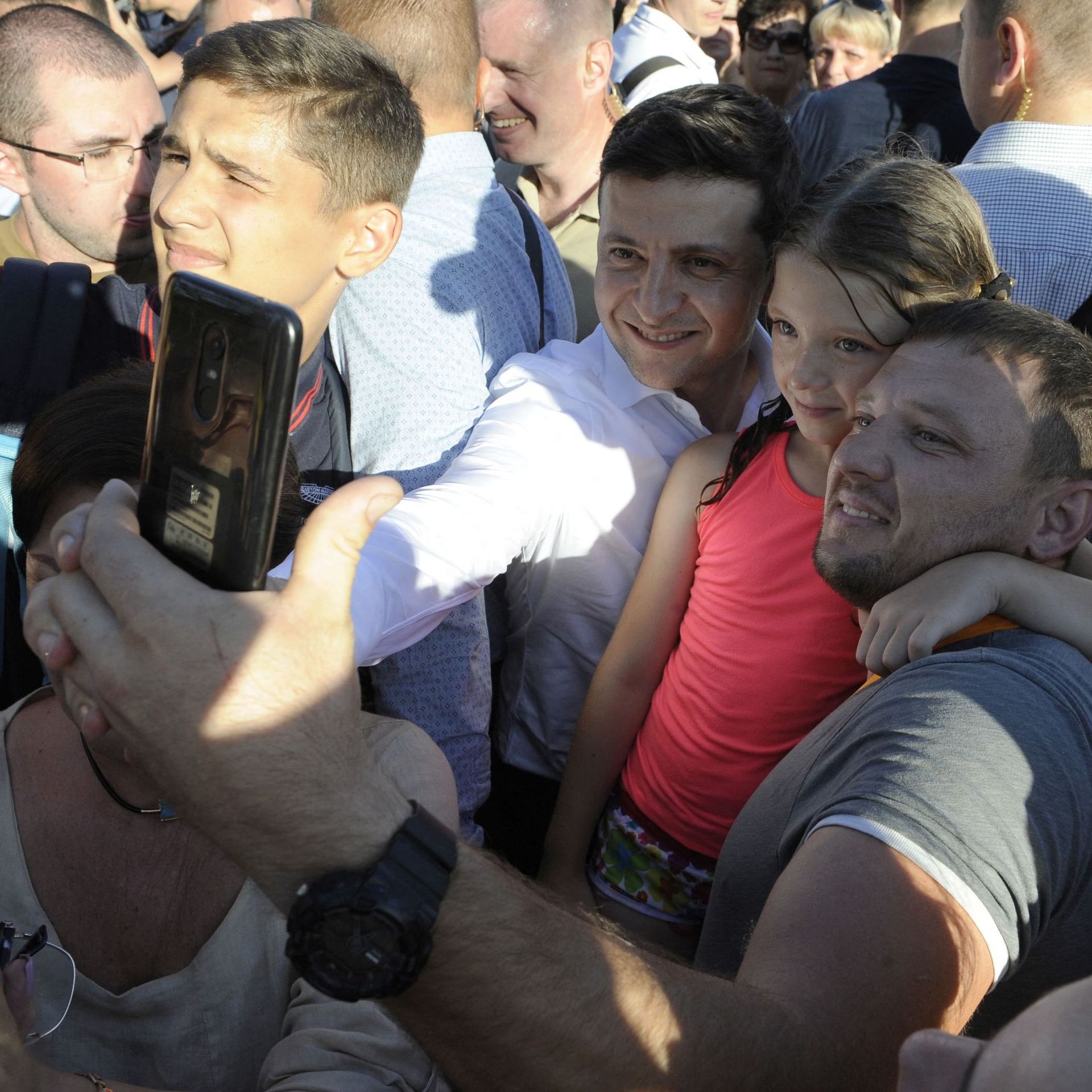 Bain de foule et selfies pour le président Zelensky, le 15 juin 2019