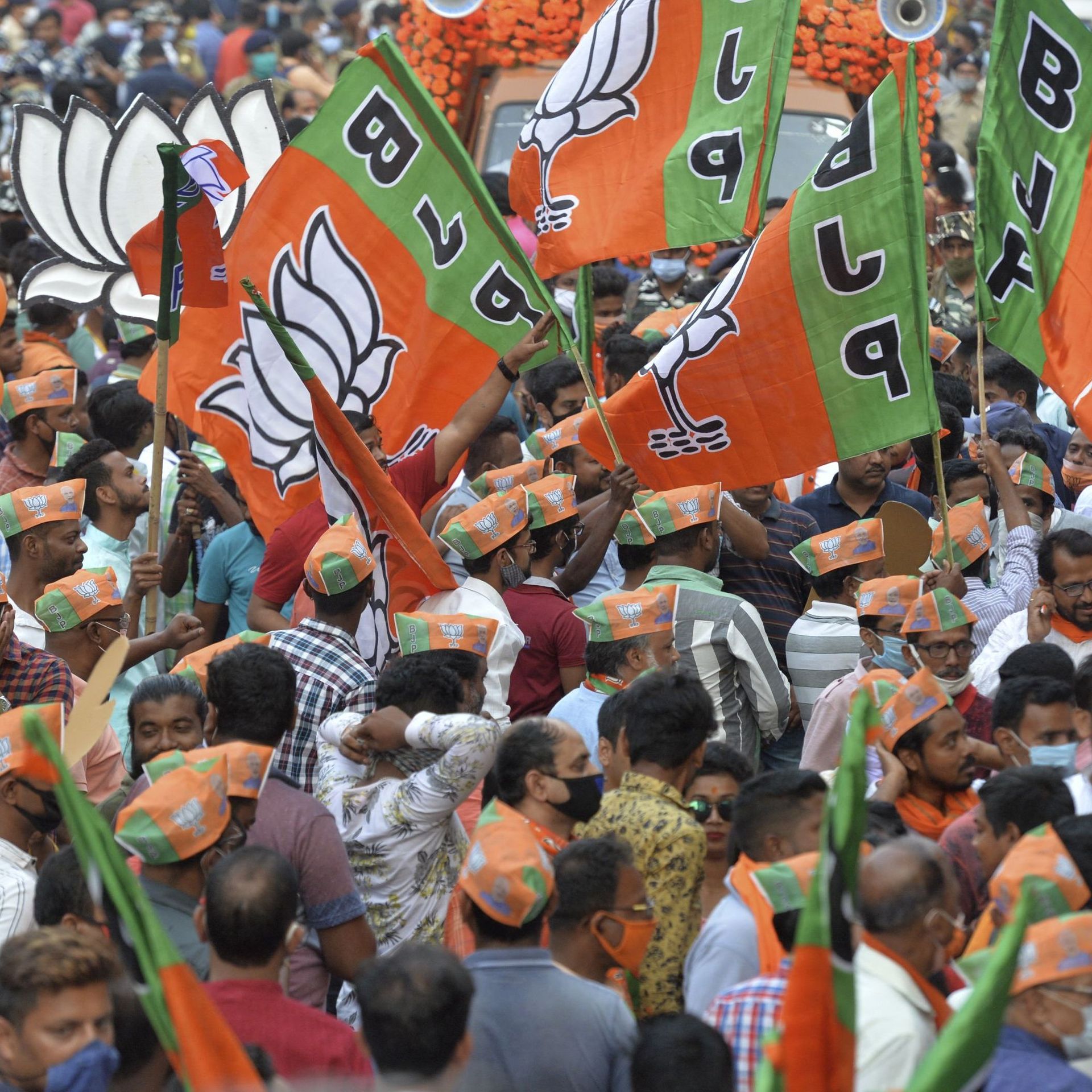 Les partisans du Bharatiya Janata Party (BJP) attendent l’arrivée du ministre de l’Intérieur de l’Inde et chef du BJP Amit Shah pour une tournée lors des élections de l’Assemblée législative de l’État du Bengale occidental en cours à Siliguri le 12 avril.