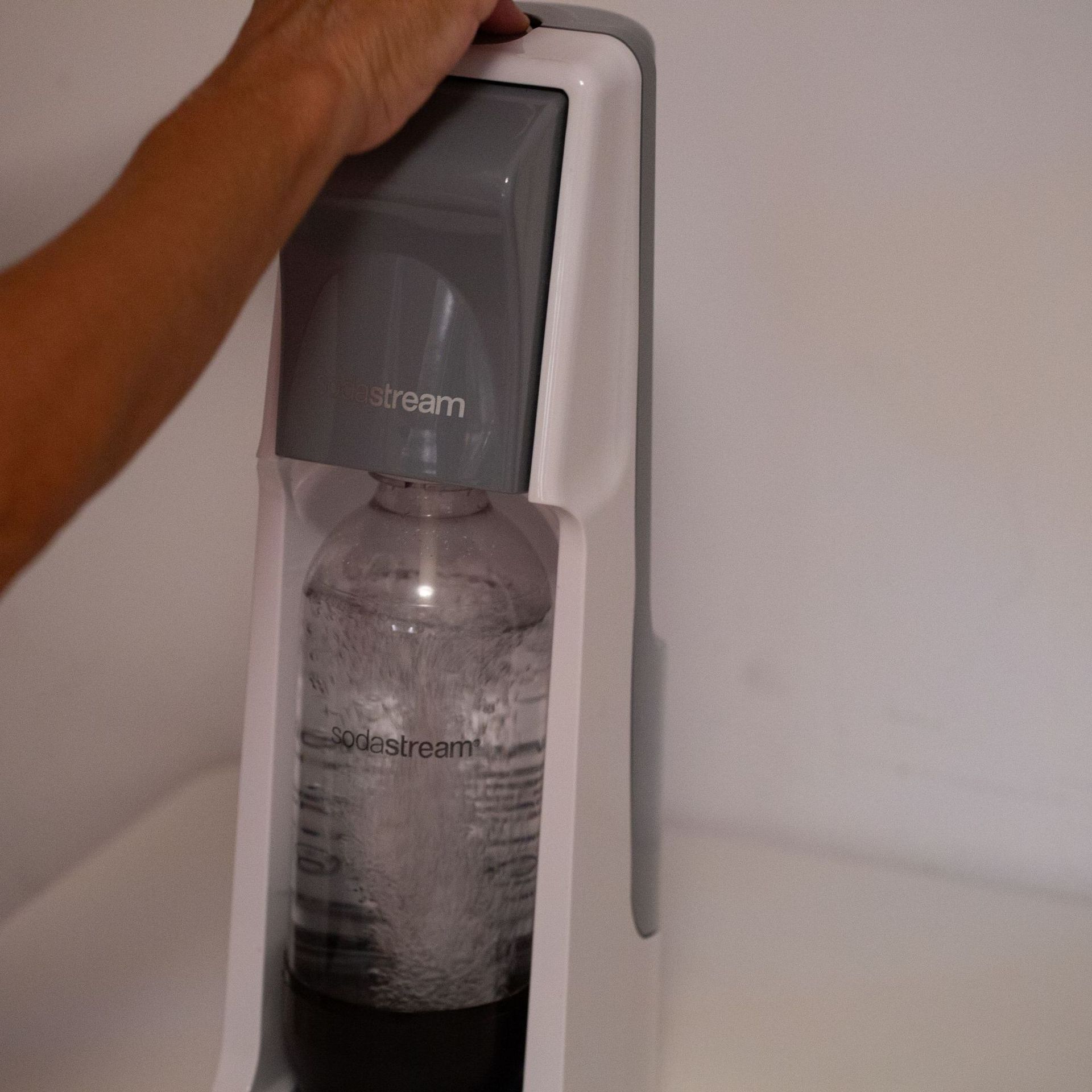 Test de la machine à eau pétillante SOURCE de SodaStream
