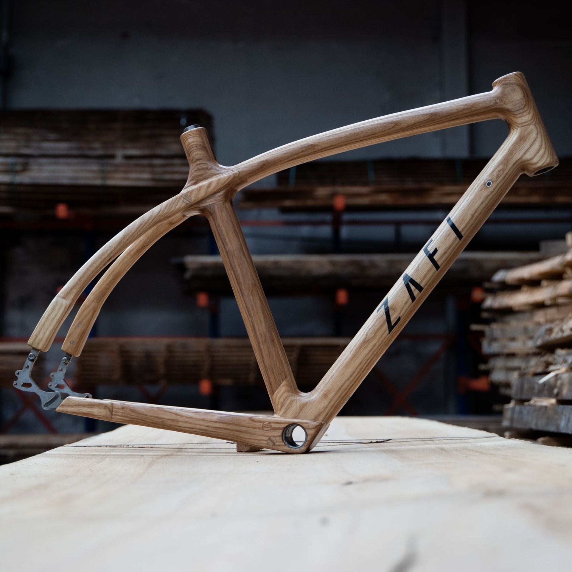Cadre de vélo Zafi à base de frêne. Cette essence de bois possède un riche héritage dans le monde du sport (manches de raquettes, arcs, skis, etc.)