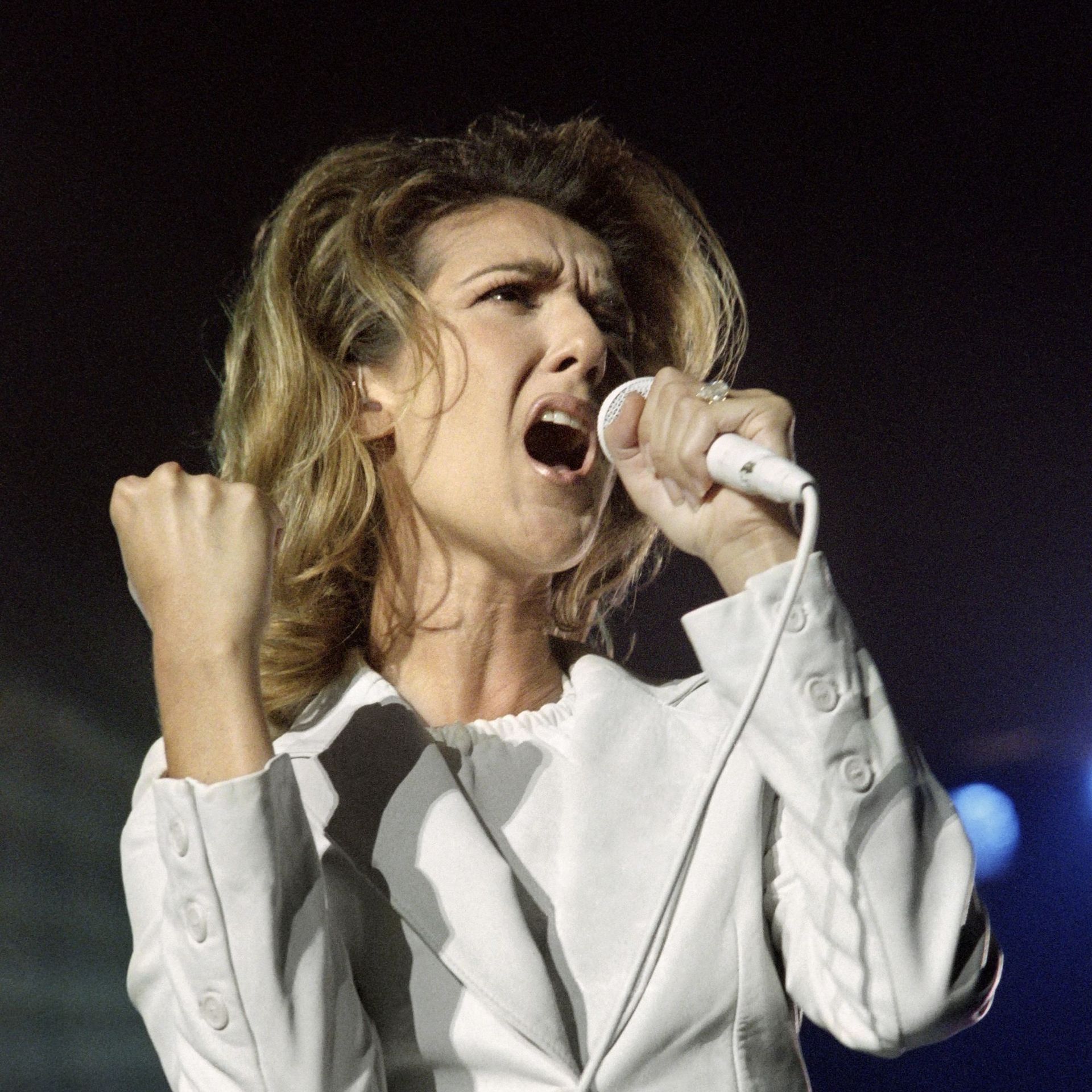 La chanteuse canadienne Céline Dion se produit le 20 septembre 1996 sur la scène de la salle de concert de Bercy à Paris.
