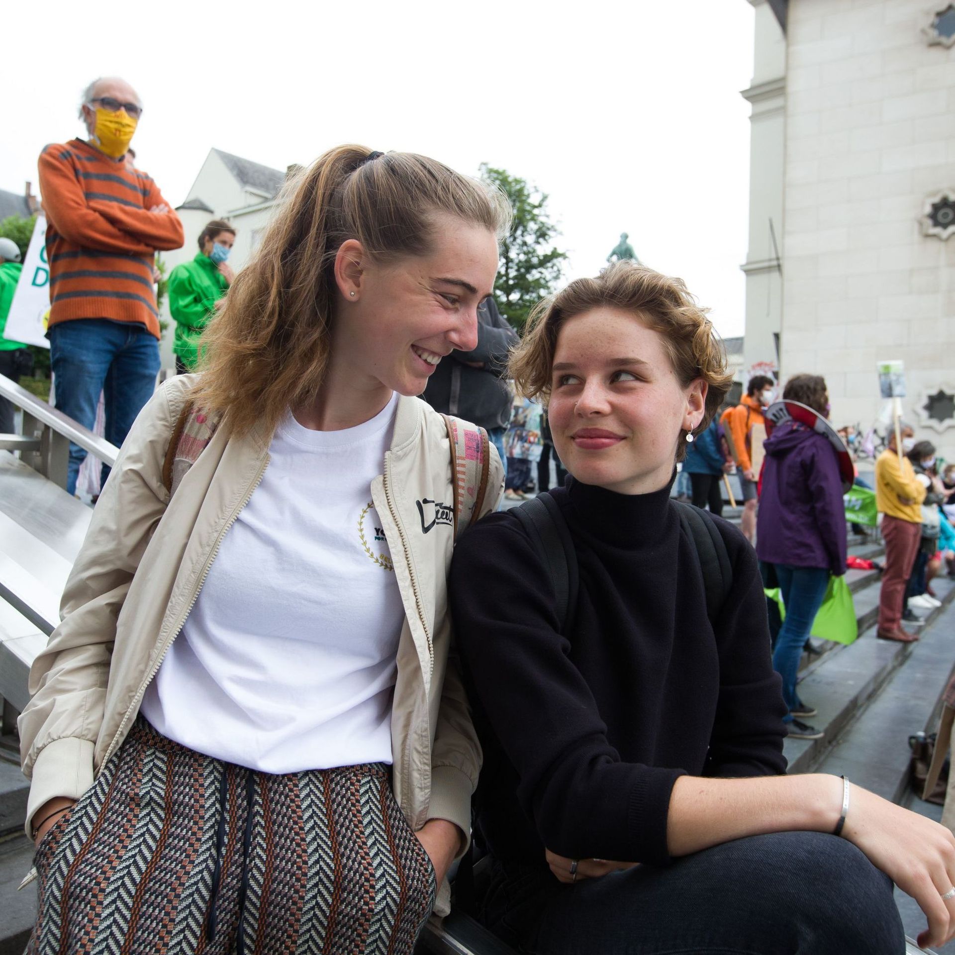 Adélaïde Charlier à gauche et Anuna De Wever à droite, les deux activistes incarnent la lutte contre les changements climatiques en Belgique.