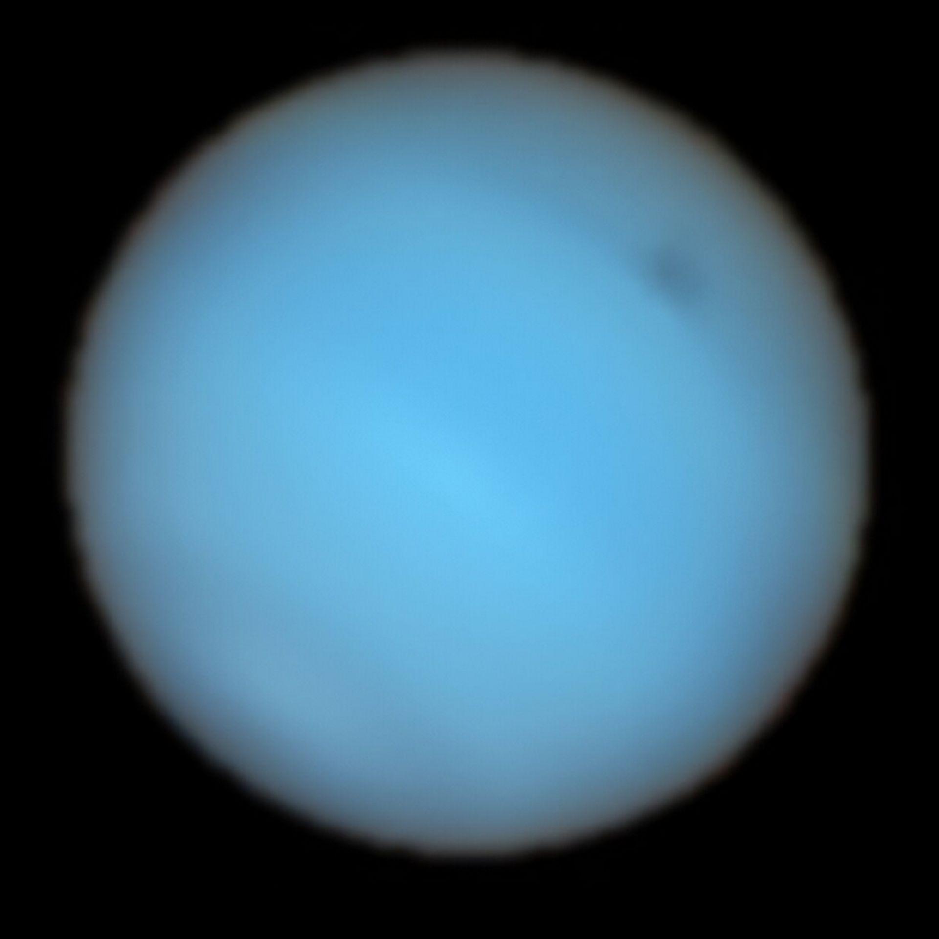 Une mystérieuse tache sombre de Neptune détectée pour la première fois  depuis la Terre 
