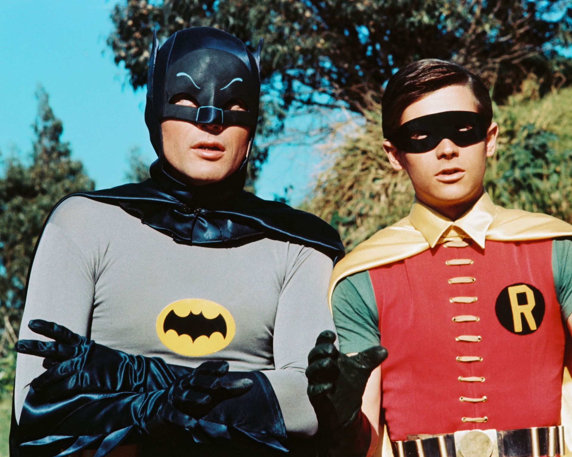Les acteurs américains Adam West dans Bruce Wayne/Batman et Burt Ward dans Dick Grayson/Robin dans la série télévisée "Batman", vers 1966.