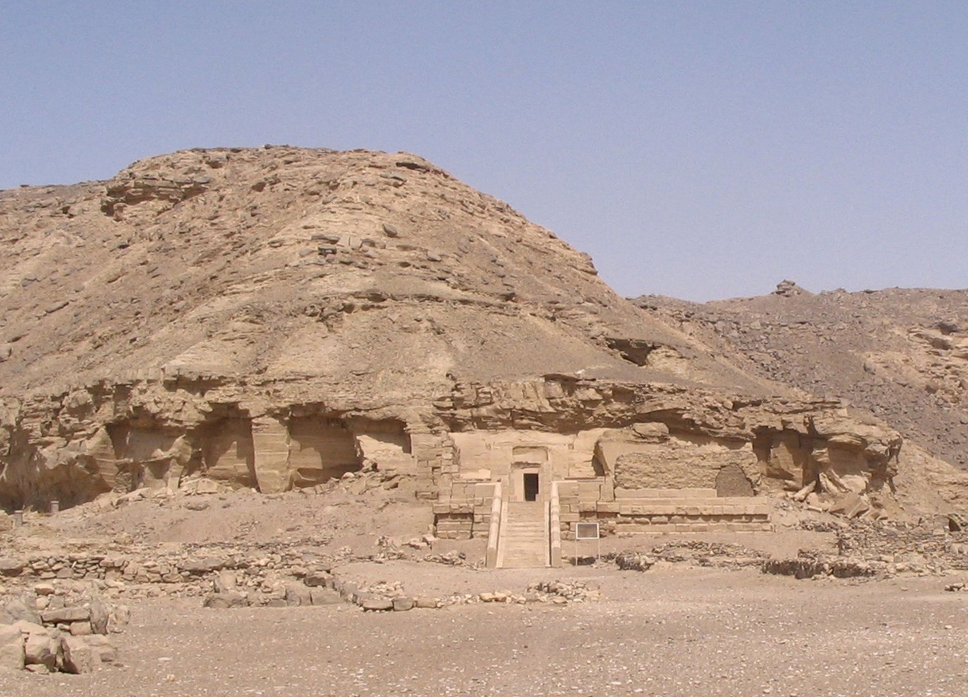 À El-Kab, l’hemi-speos ou temple-caverne, dont la construction a débuté sous Ramsès II.     