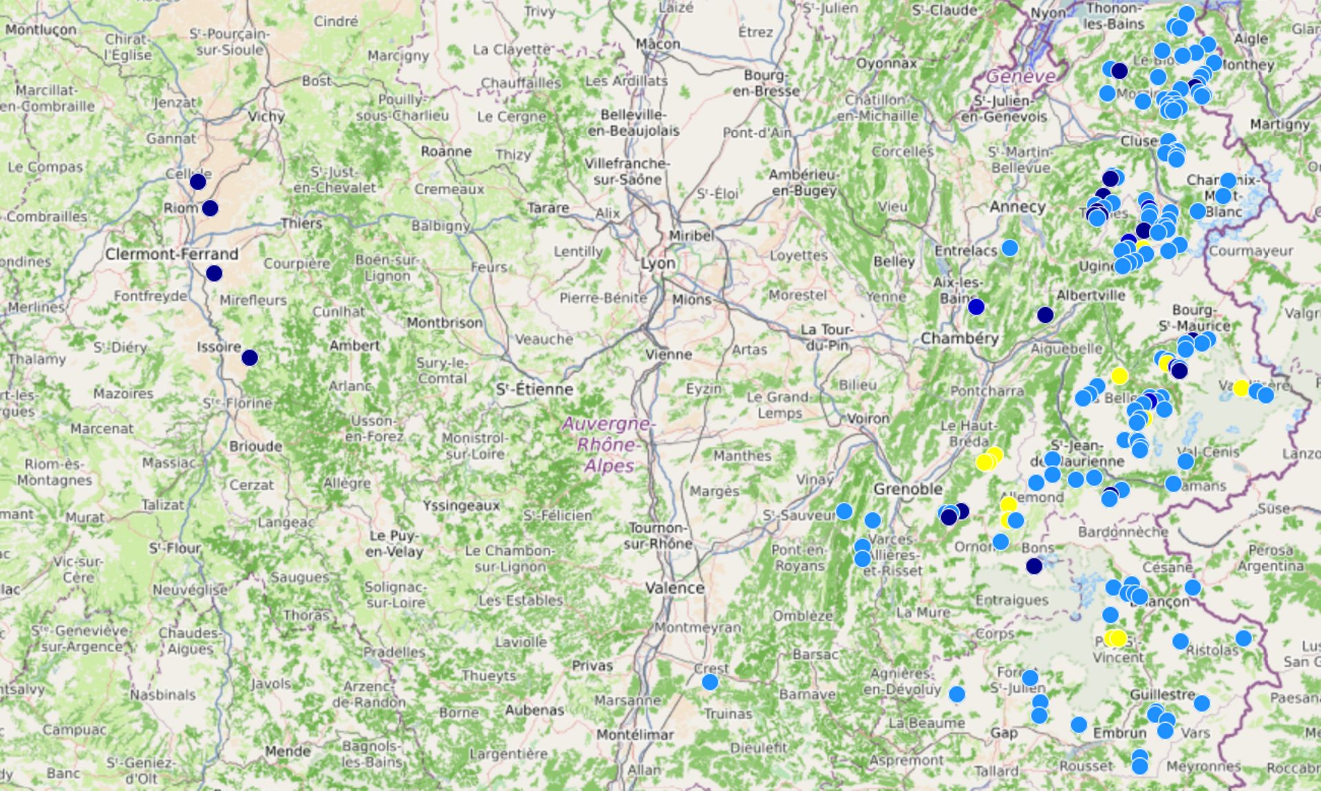 Les bassines existantes sont représentées par des points bleu foncé et celles en projet en bleu clair, orange ou rouge, selon leur état d’avancement.