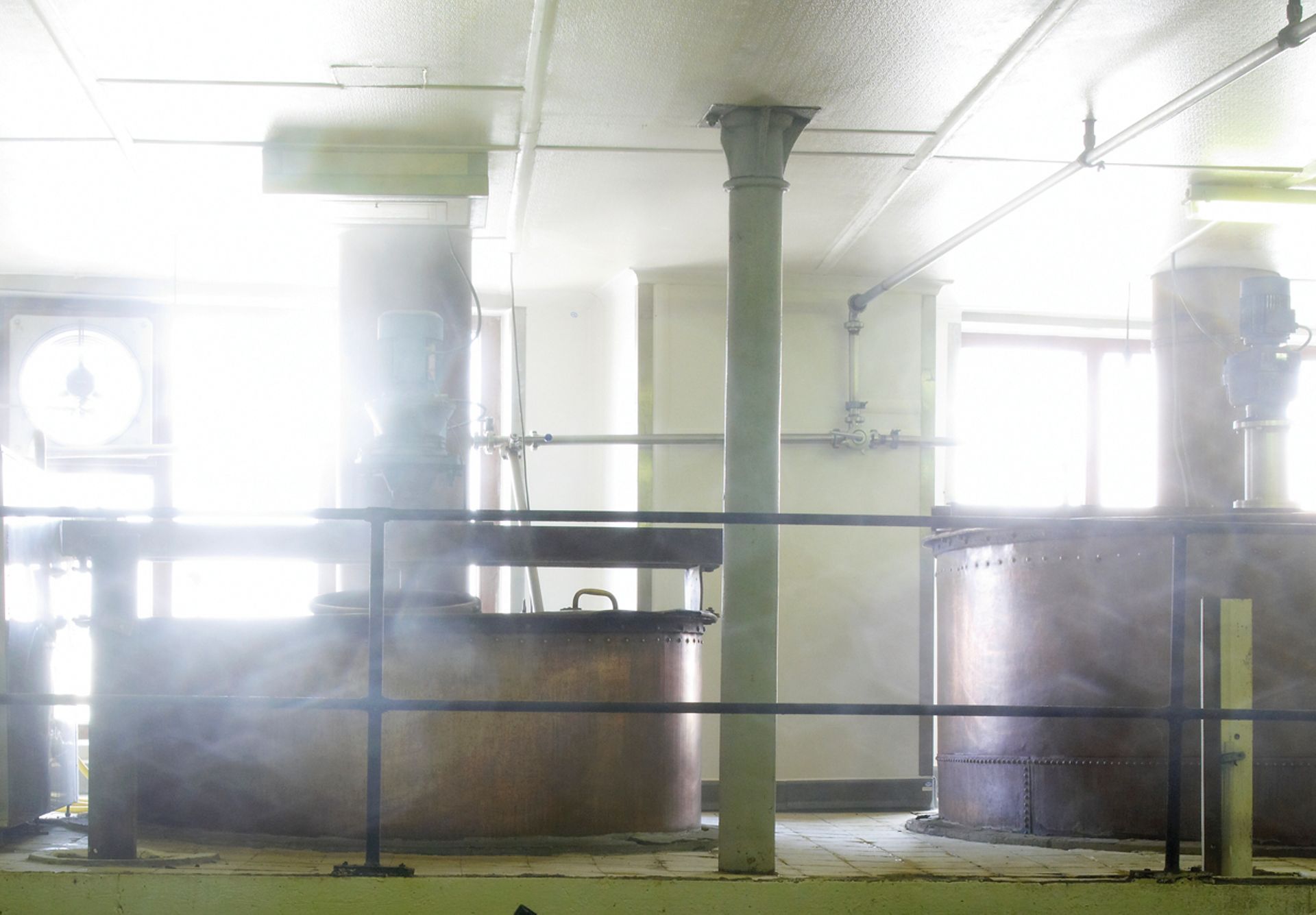 Les deux cuves de fermentation sont toujours en cuivre et datent d'il y a un siècle.