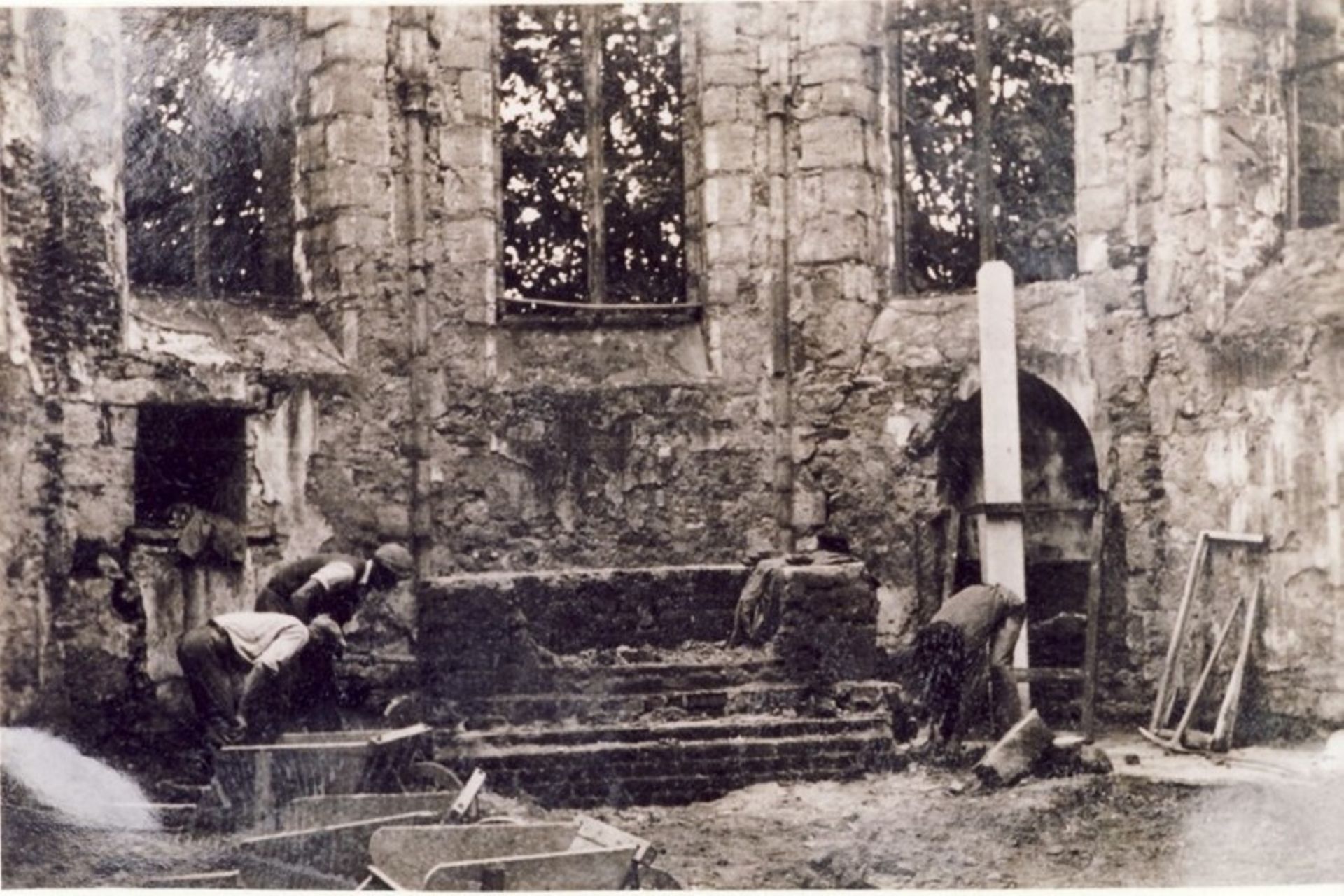 En 1950, au début des travaux de restauration de l’église Saint-Pierre, le chœur en cours de déblaiement : à gauche, la cavité peut être apparentée à une capsula 