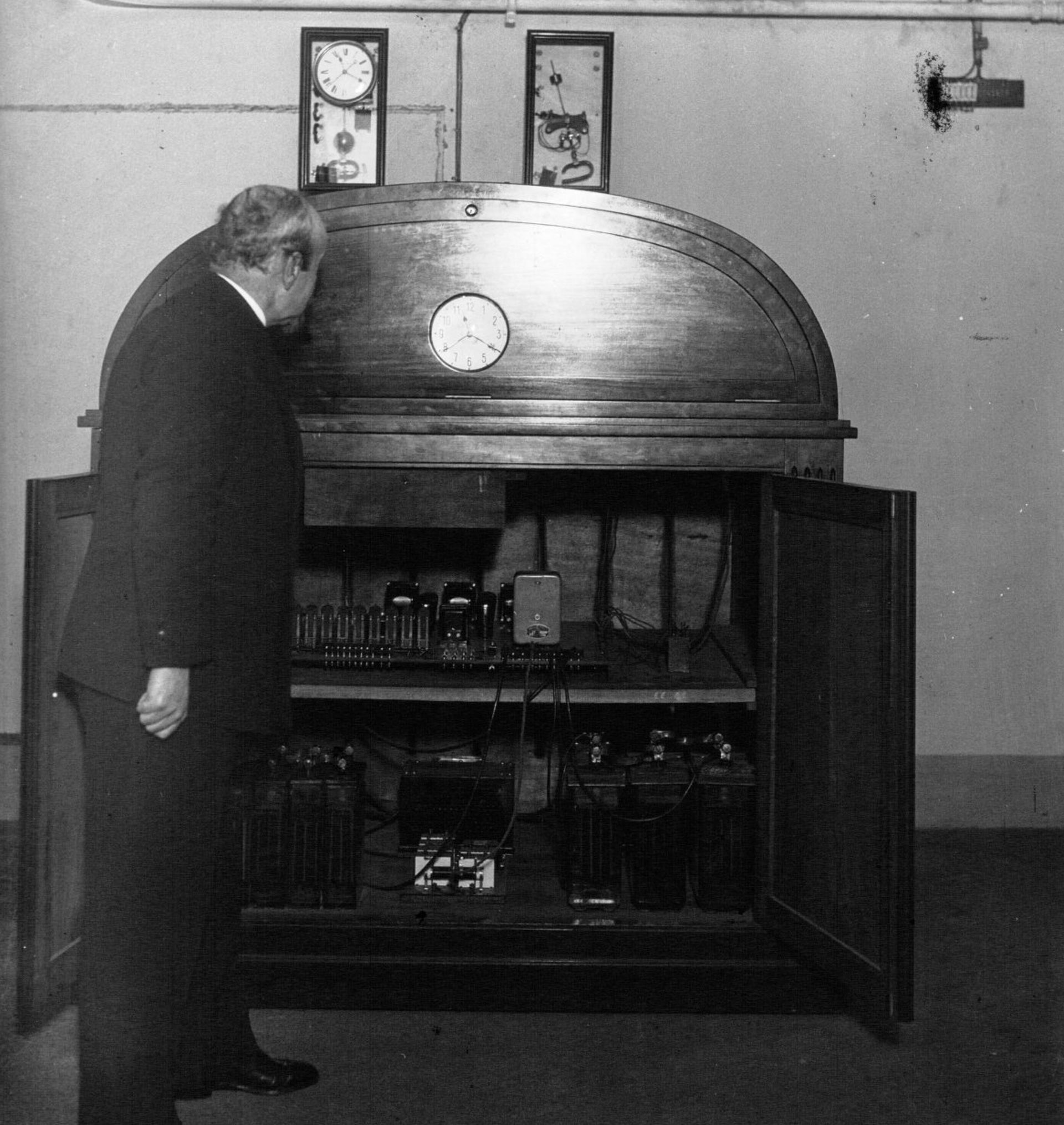 L'horloge parlante de l'Observatoire de Paris avec son directeur Ernest Esclangon, en 1933