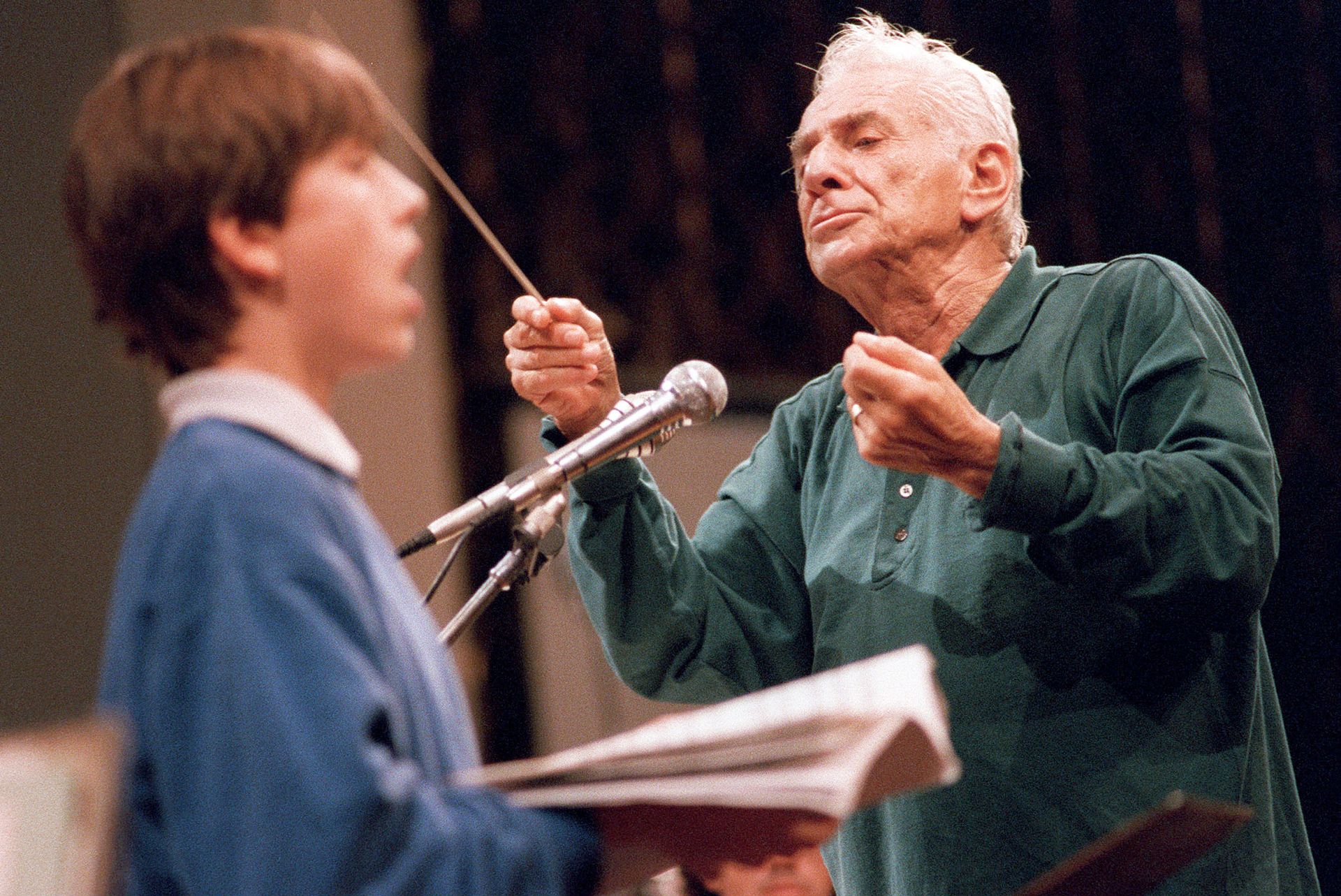 La passion de la transmission est forte chez Bernstein. Photo prise à Varsovie en 1989 lors d'une répétition 
