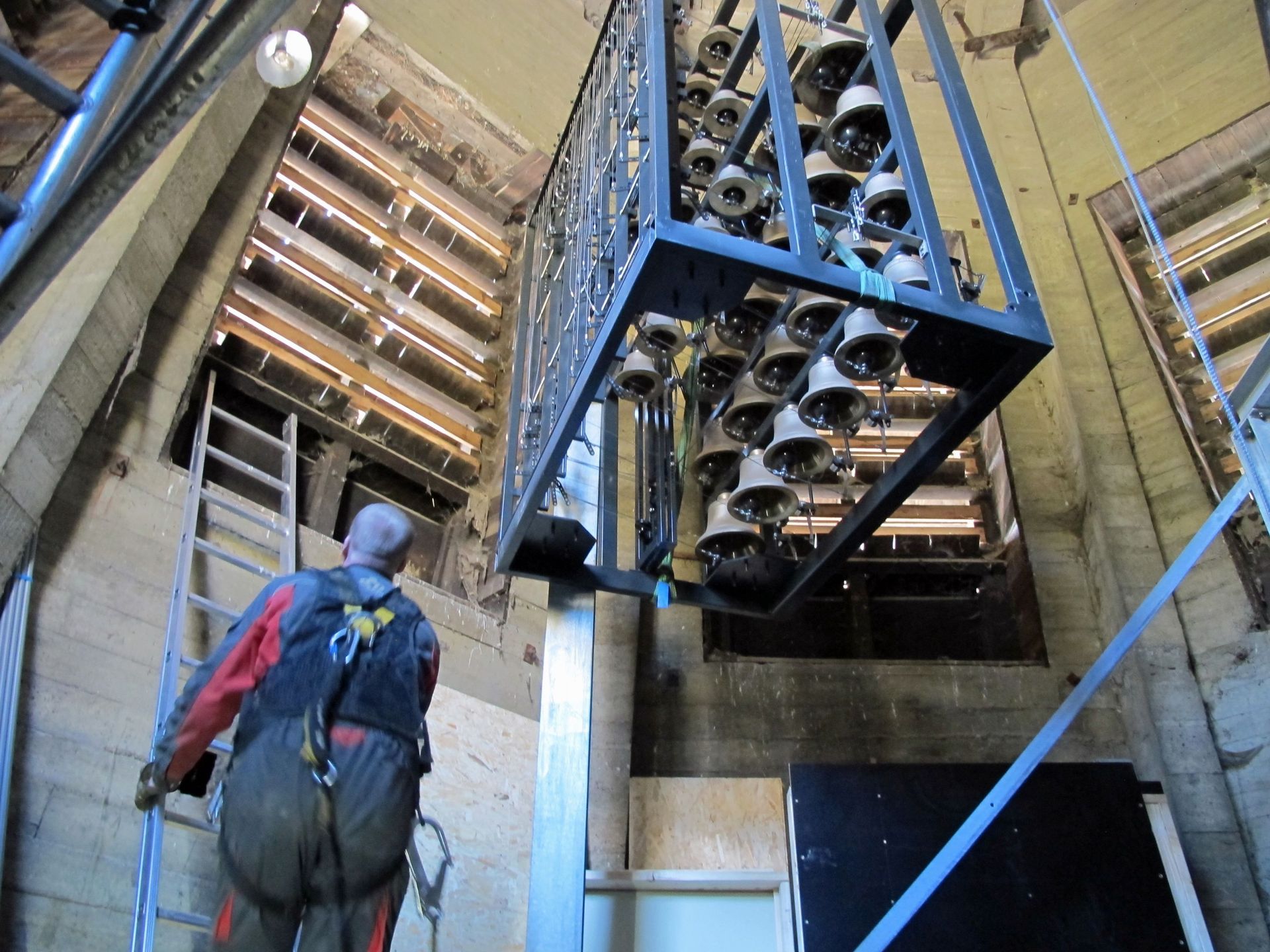 Installation du carillon à Dinant, en 2015.