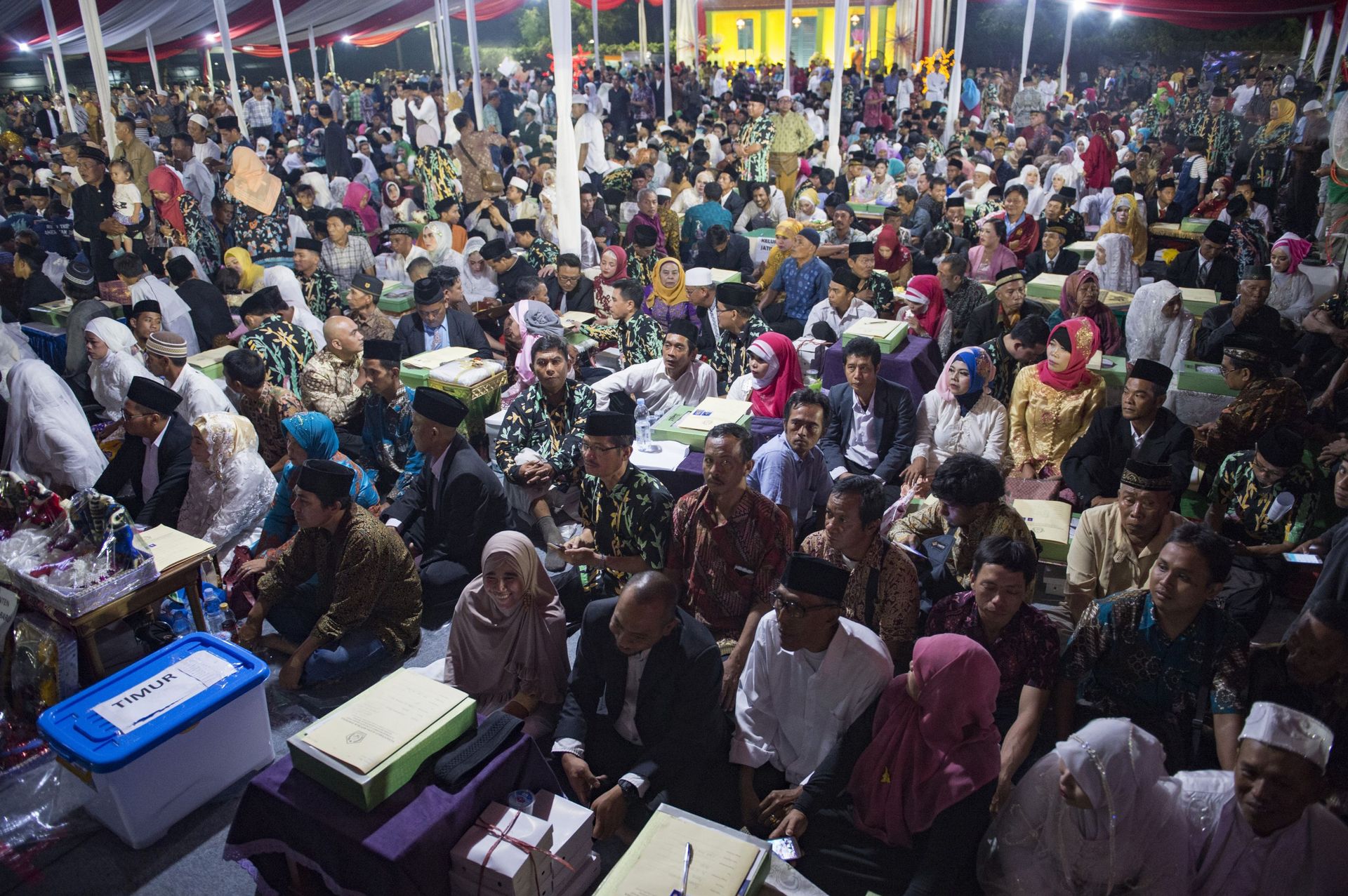 Mariage collectif le 31 décembre à Jakarta. 