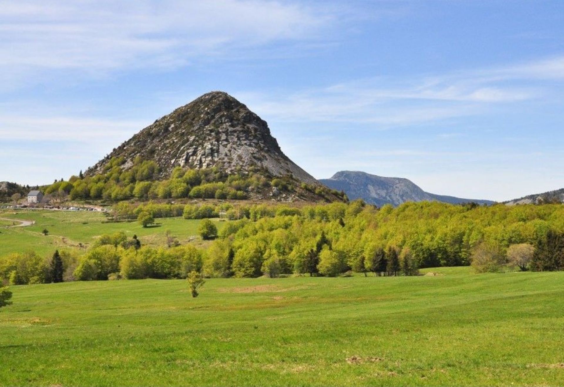 Les Monts d'Ardèche avec ses anciens volcans