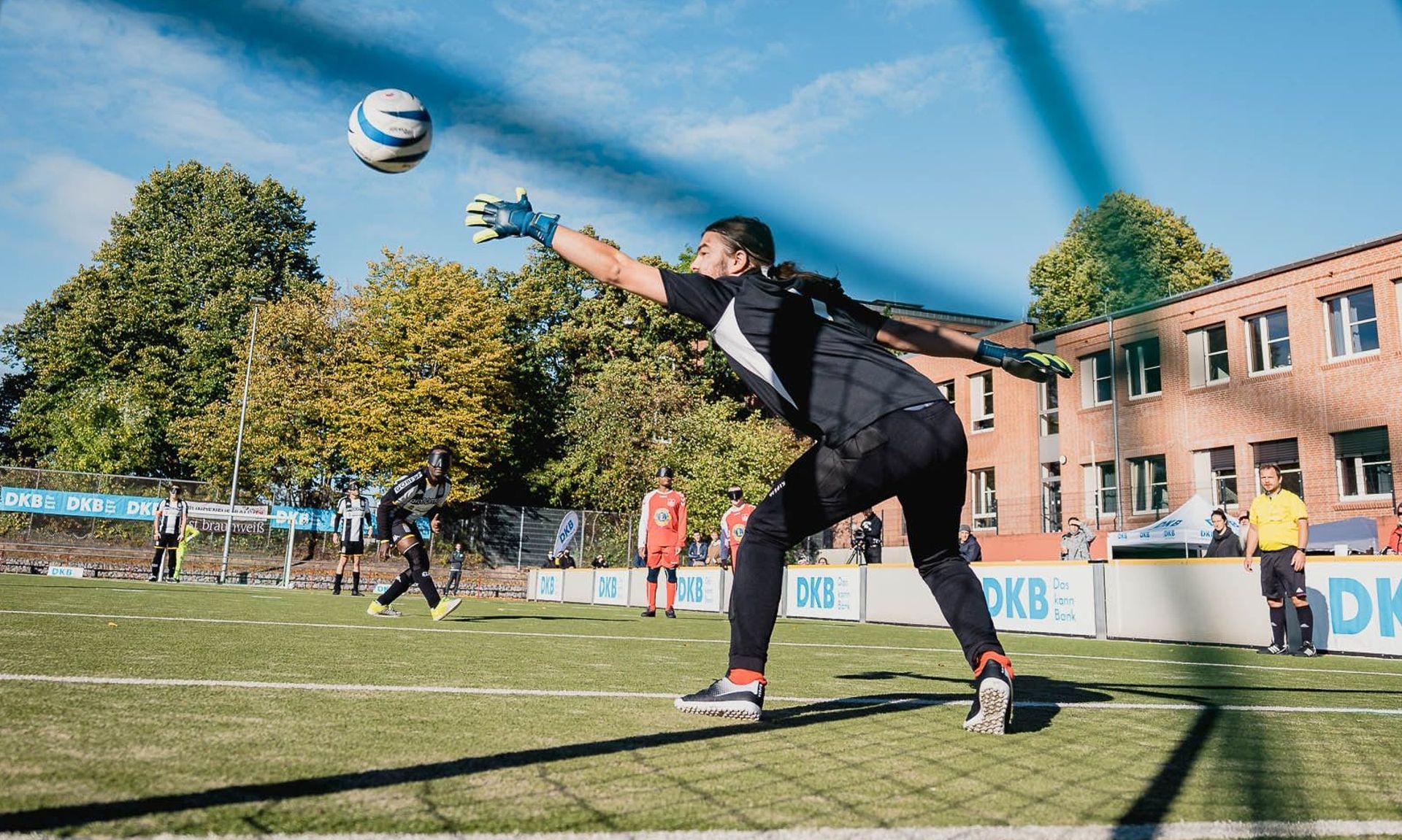 Thomas Dehoux convertit une double pénalité dans le dernier tournoi international du Cécifoot Charleroi avant la crise sanitaire, en octobre 2020 à Hambourg.
