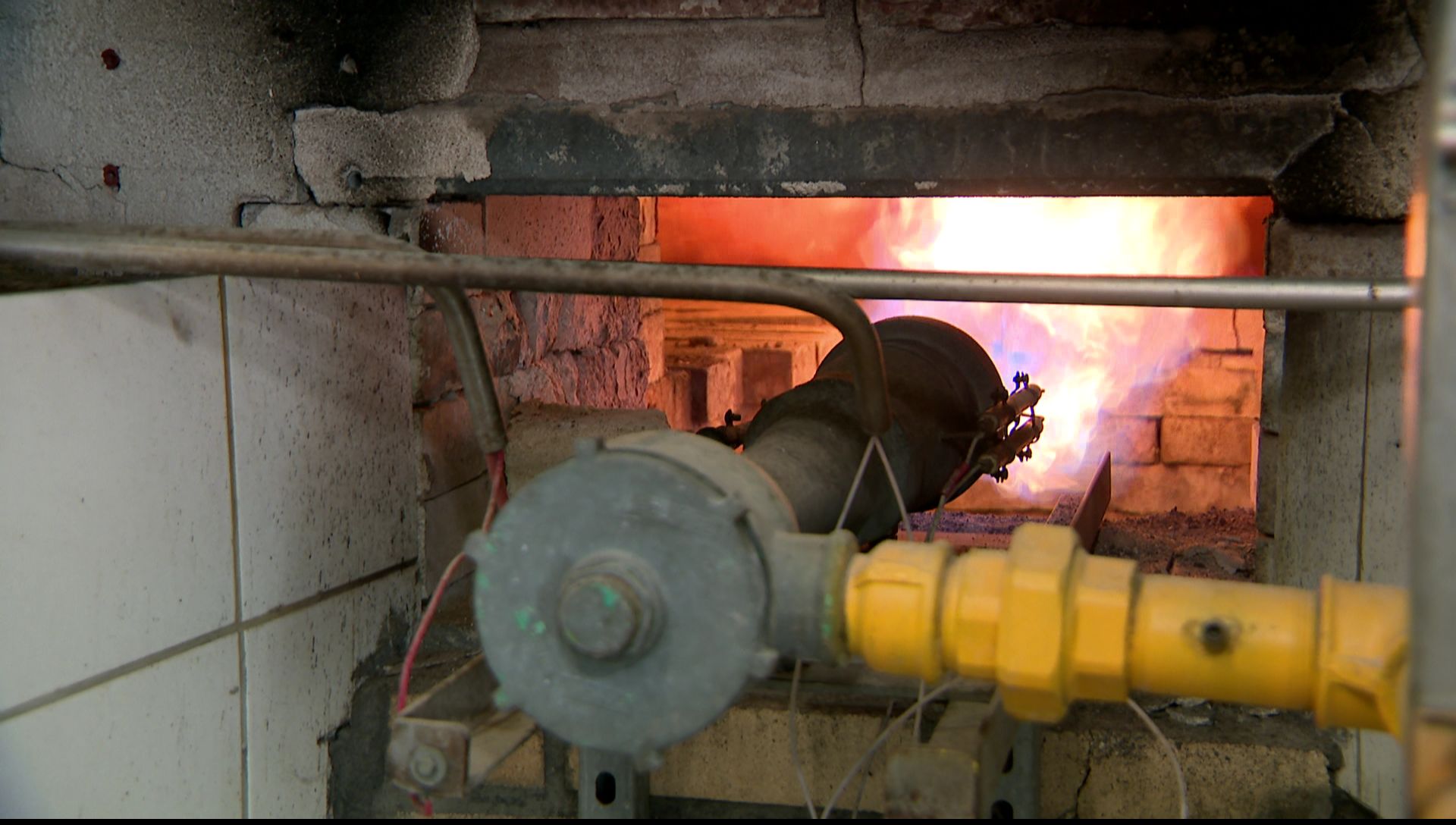 Les cuves sont chauffées à la flamme, une technique ancienne que la brasserie tient à préserver.