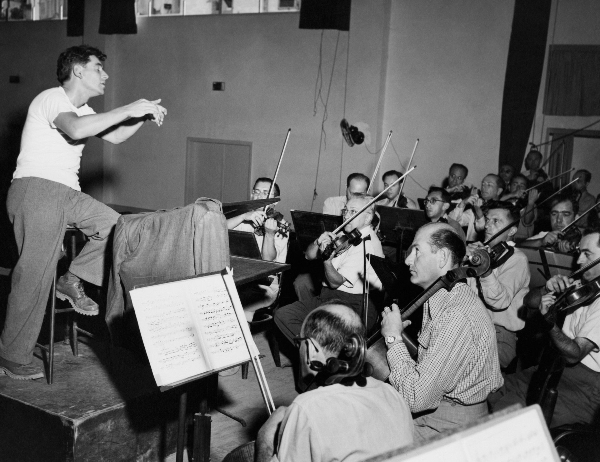 Le chef d'orchestre américain Leonard Bernstein lors d'une répétition avec l'Orchestre philharmonique d'Israël, le 22 octobre 1948.