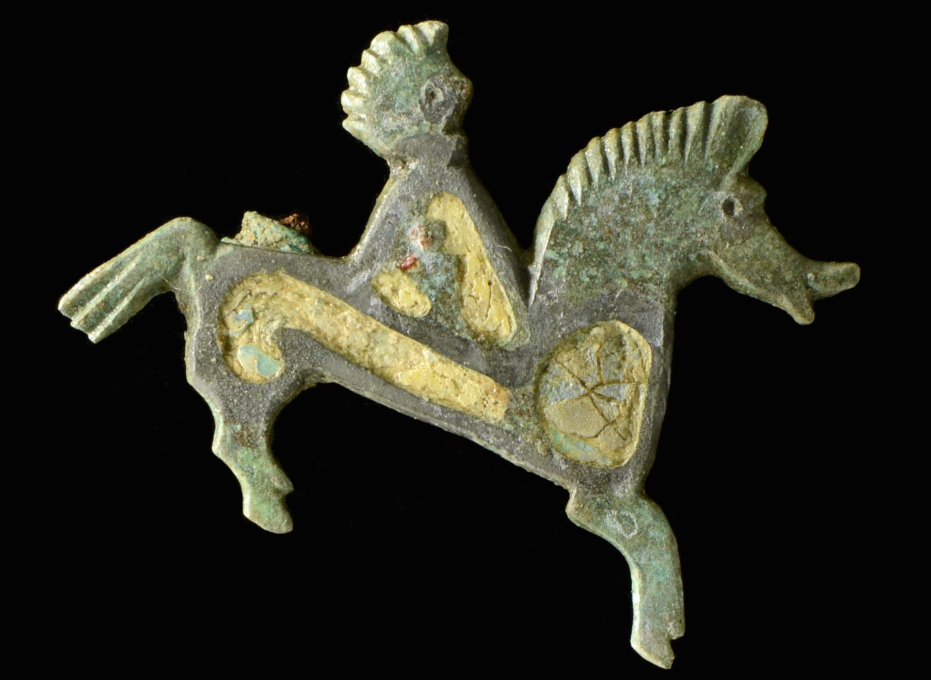 Broche en forme de cheval et cavalier en alliage de cuivre émaillé