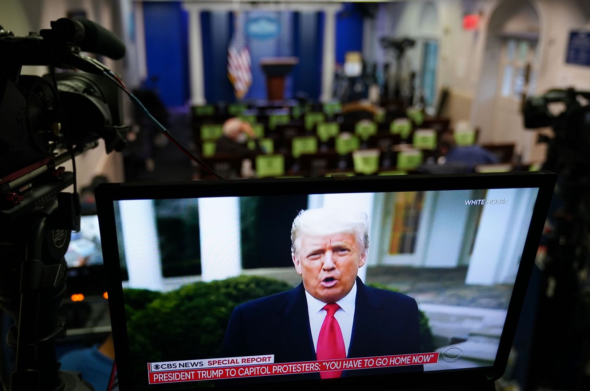 Donald Trump fait un message vidéo sur twitter (à l'arrière, la salle de presse de la Maison-Blanche)